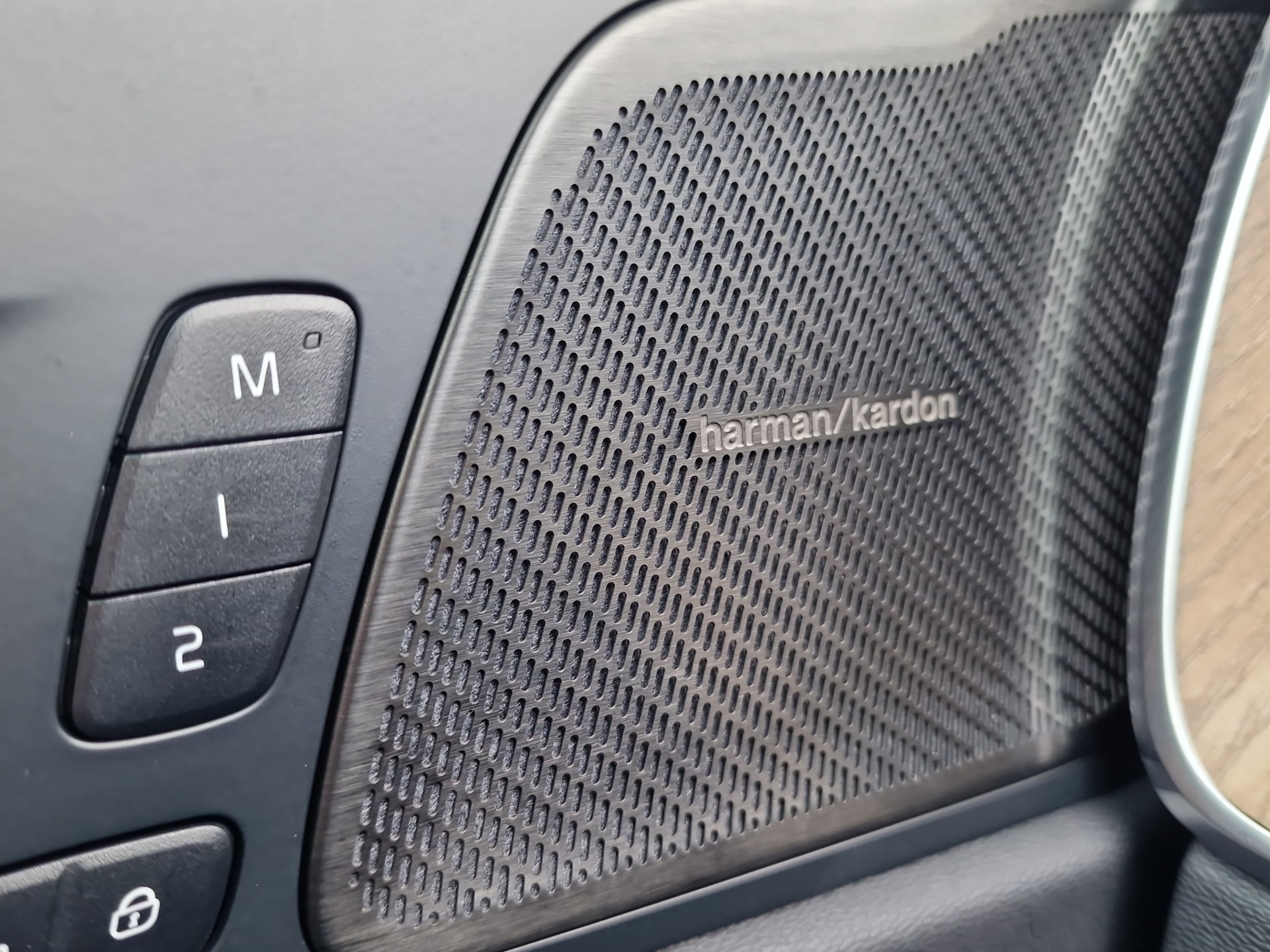 VOLVO XC60 2.0 T8 TE Plus Dark eAWD-image-19
