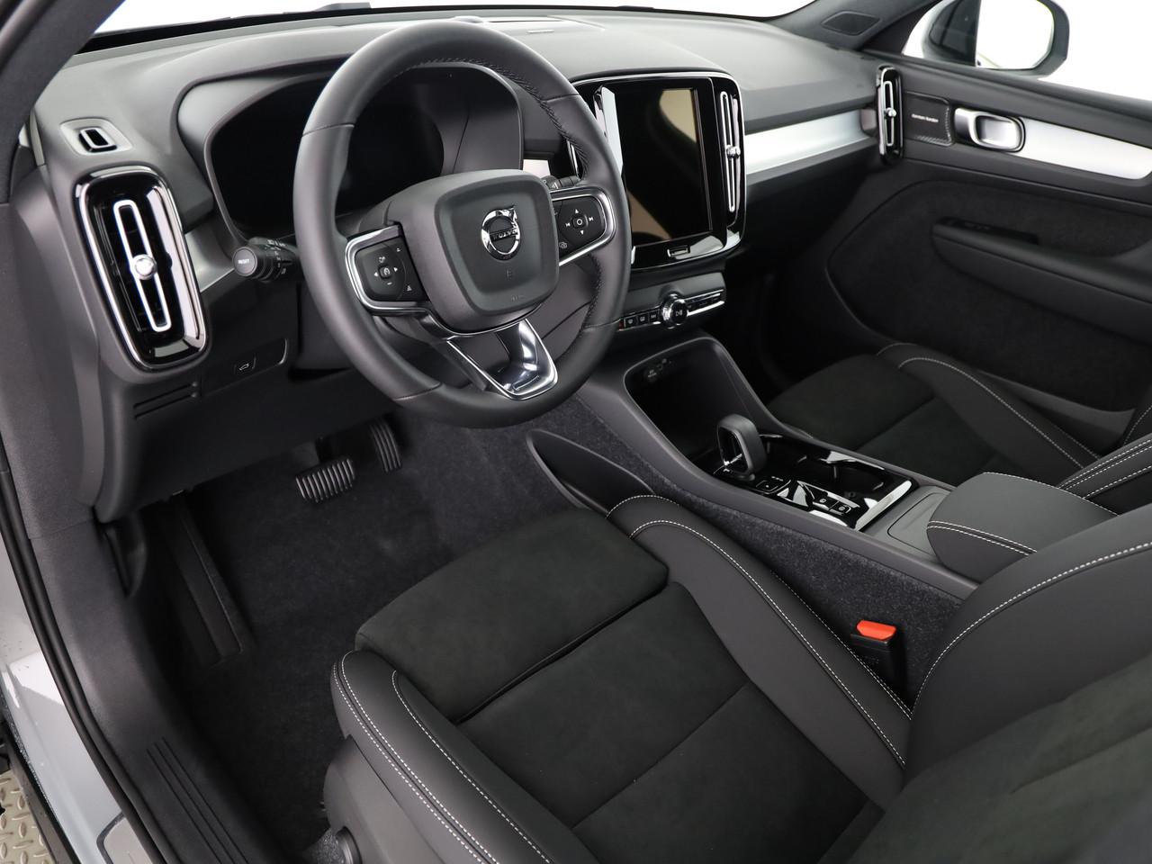 VOLVO XC40 2.0 B4 MH Black Edition-image-10