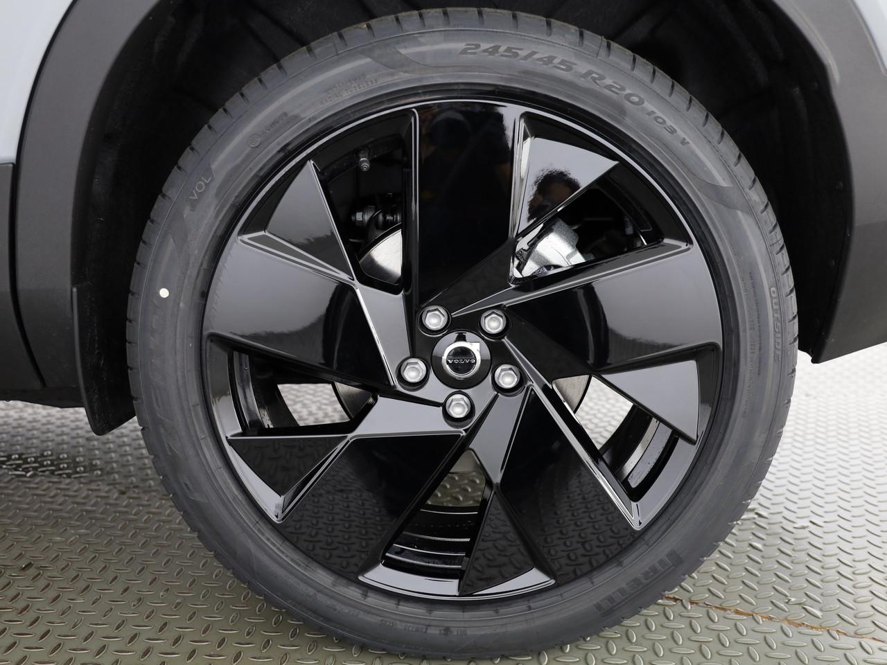 VOLVO XC40 2.0 B4 MH Black Edition-image-6