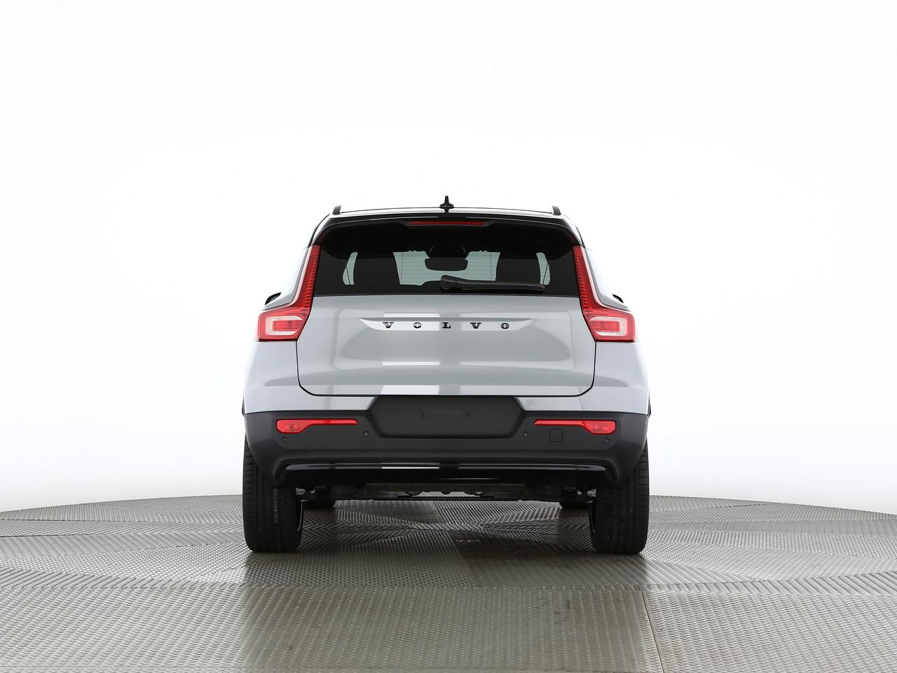 VOLVO XC40 2.0 B4 MH Black Edition-image-3