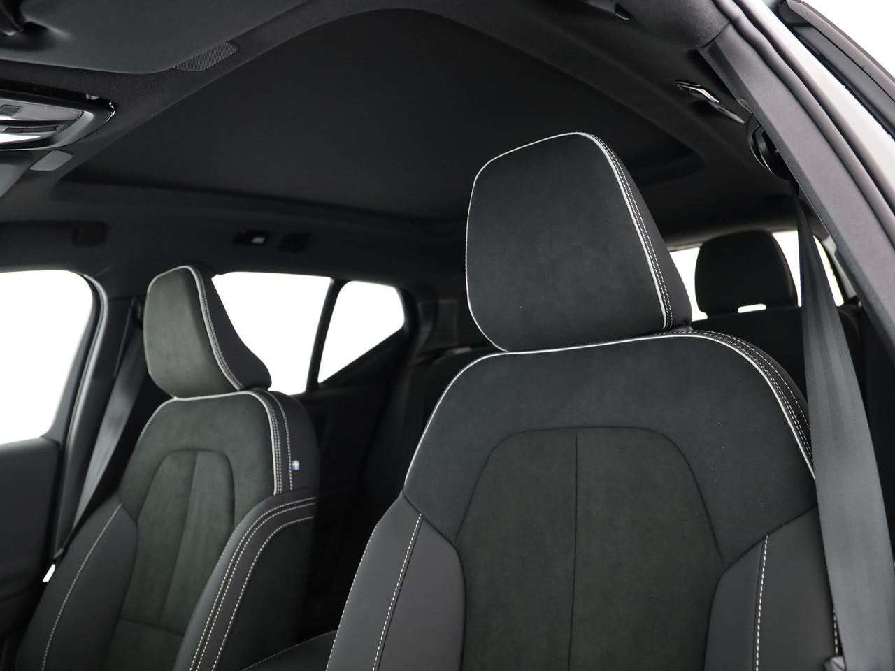 VOLVO XC40 2.0 B4 MH Black Edition-image-9