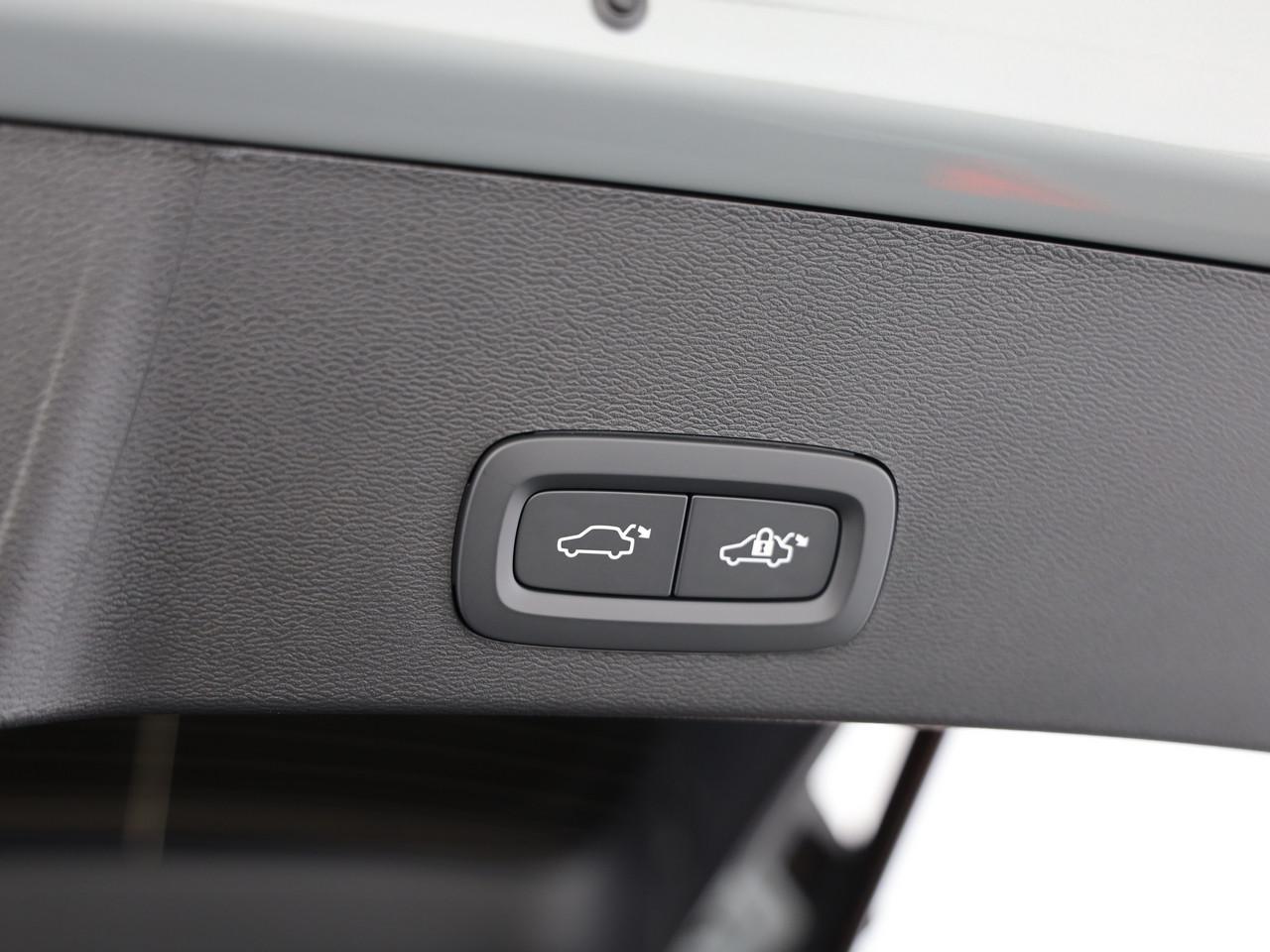 VOLVO XC40 2.0 B4 MH Black Edition-image-18