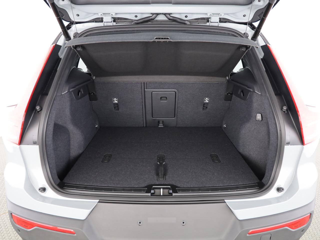 VOLVO XC40 2.0 B4 MH Black Edition-image-7
