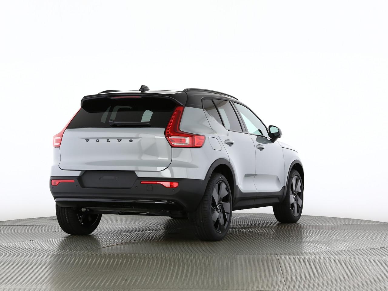 VOLVO XC40 2.0 B4 MH Black Edition-image-1