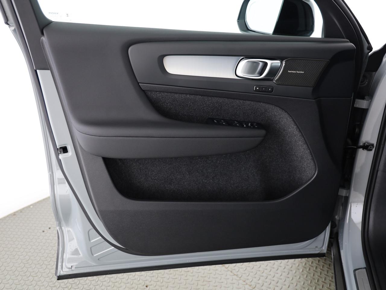 VOLVO XC40 2.0 B4 MH Black Edition-image-17