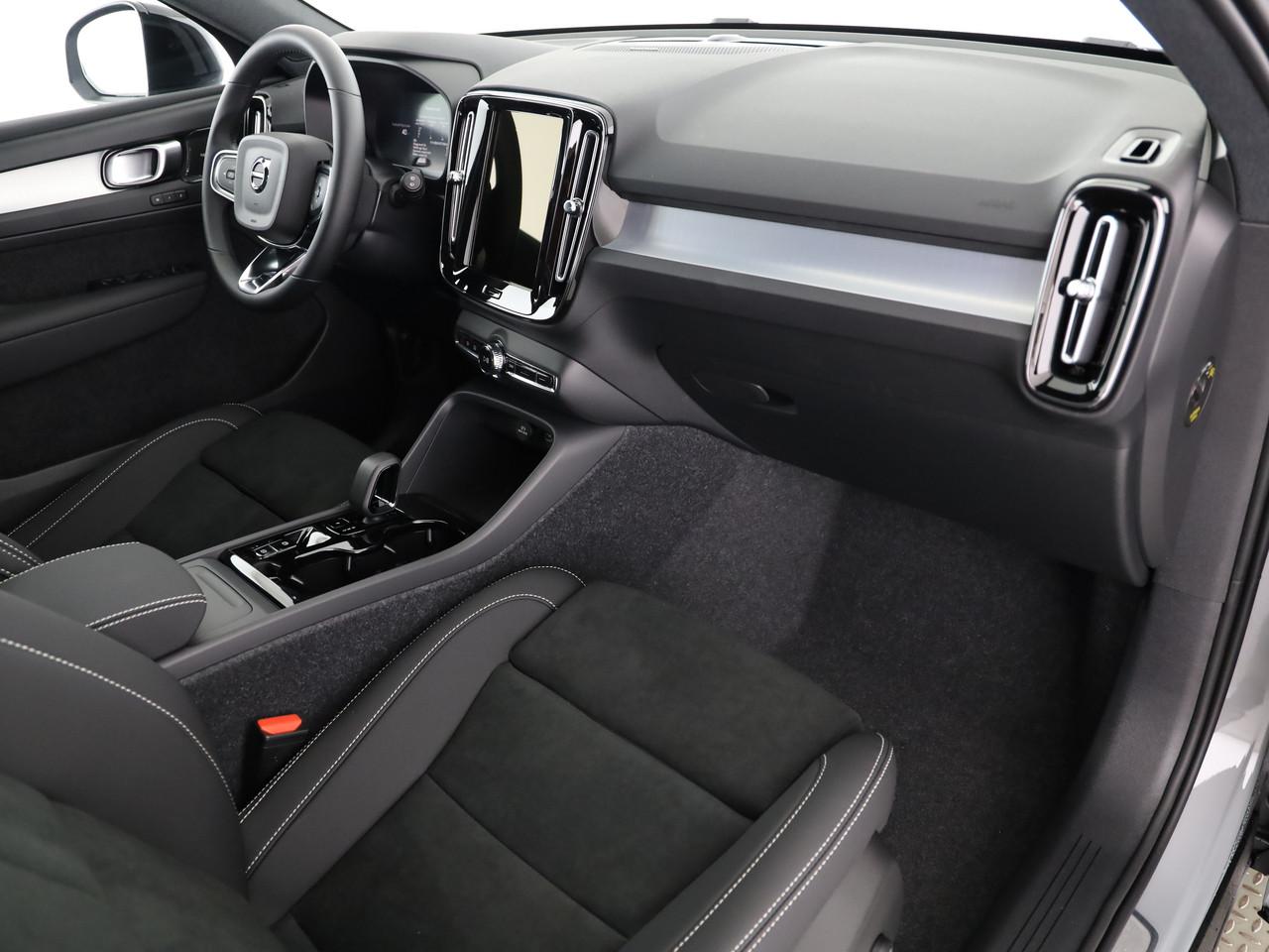 VOLVO XC40 2.0 B4 MH Black Edition-image-11