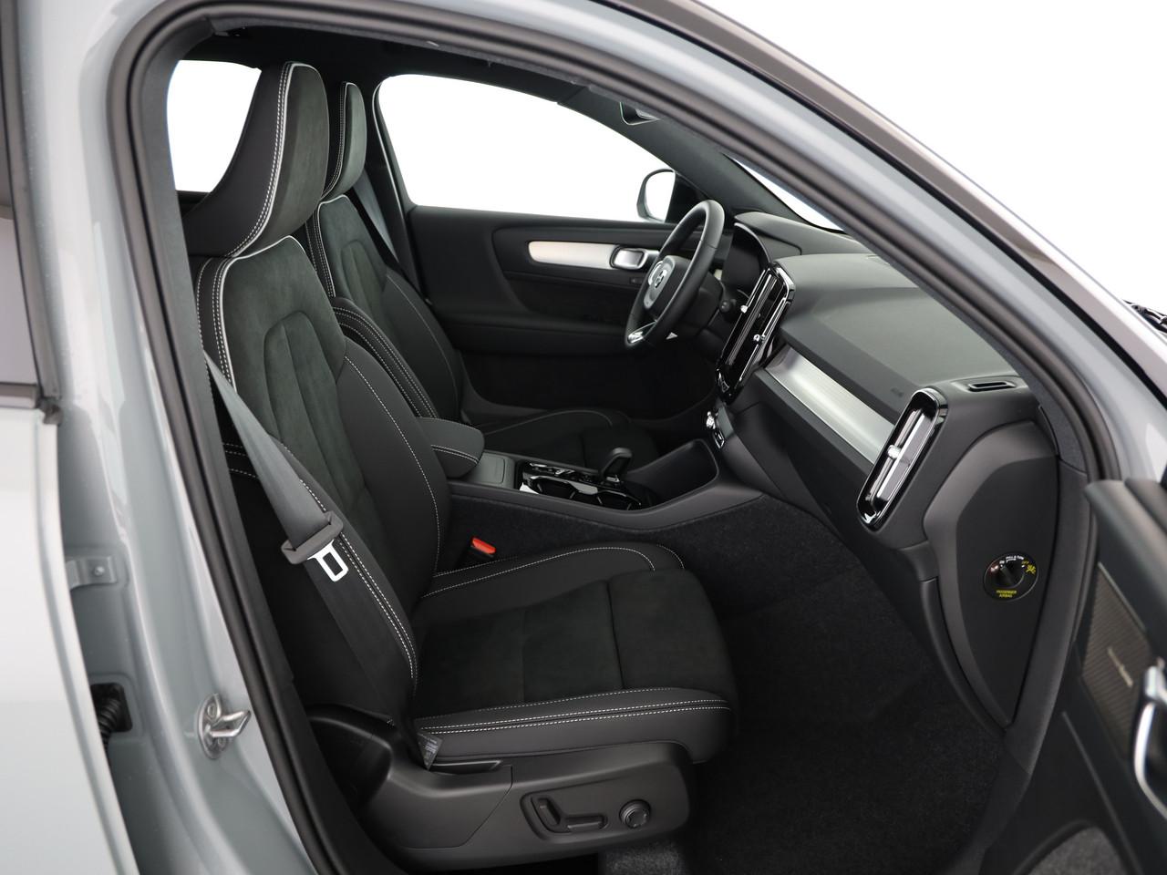 VOLVO XC40 2.0 B4 MH Black Edition-image-12