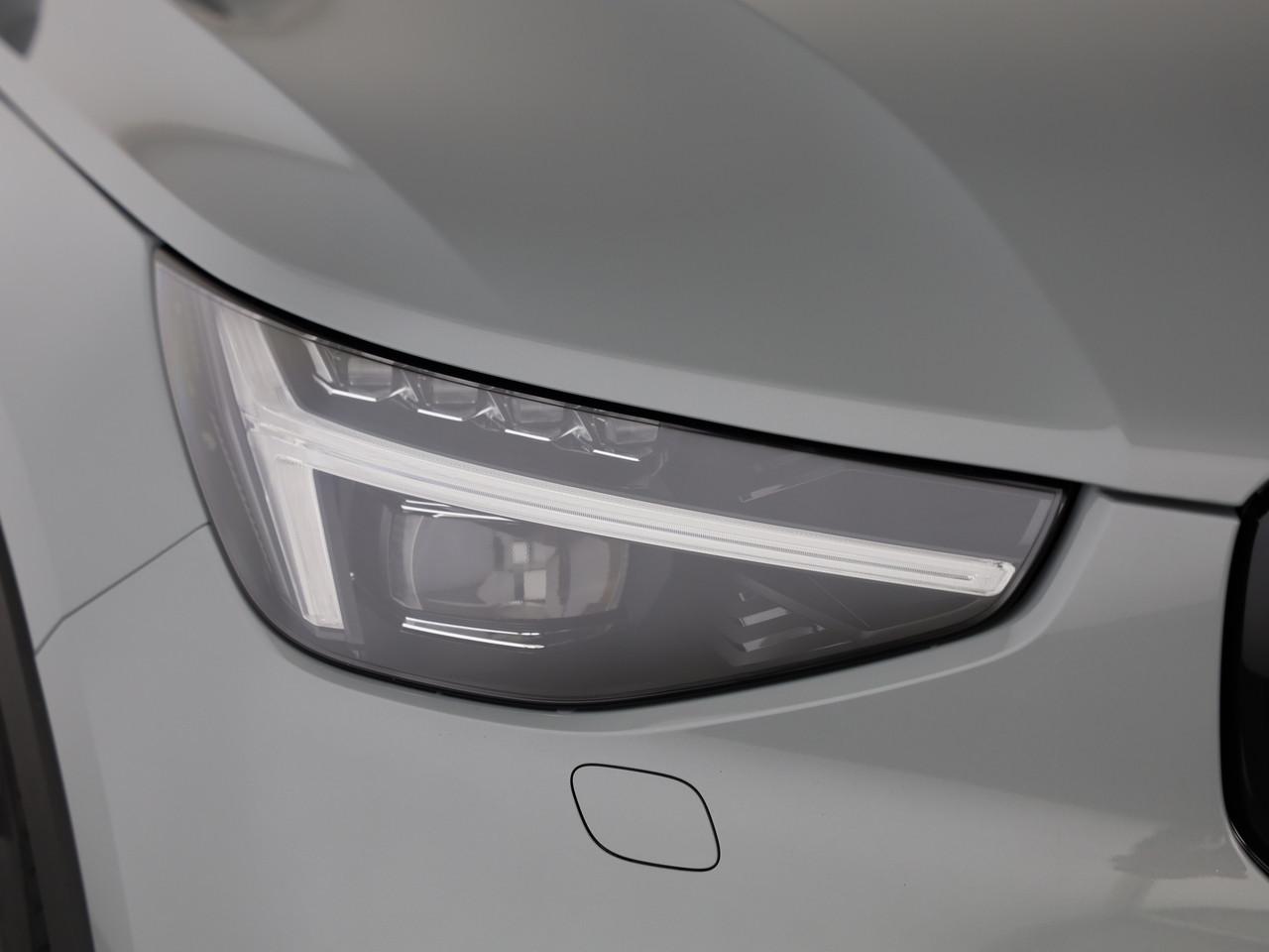 VOLVO XC40 2.0 B4 MH Black Edition-image-5