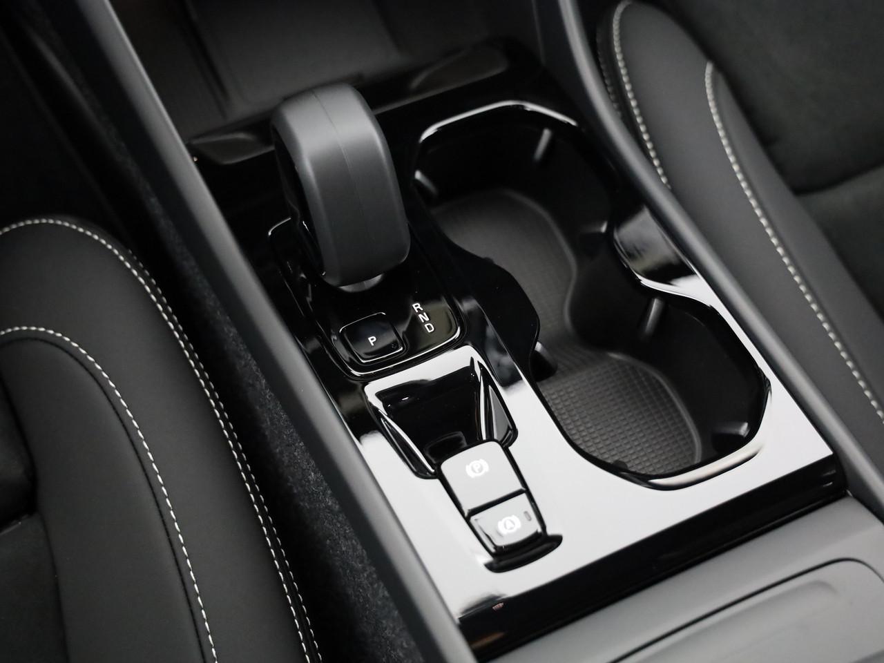 VOLVO XC40 2.0 B4 MH Black Edition-image-16