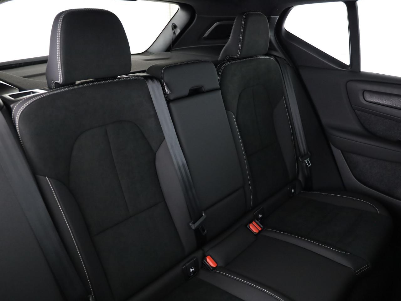VOLVO XC40 2.0 B4 MH Black Edition-image-13