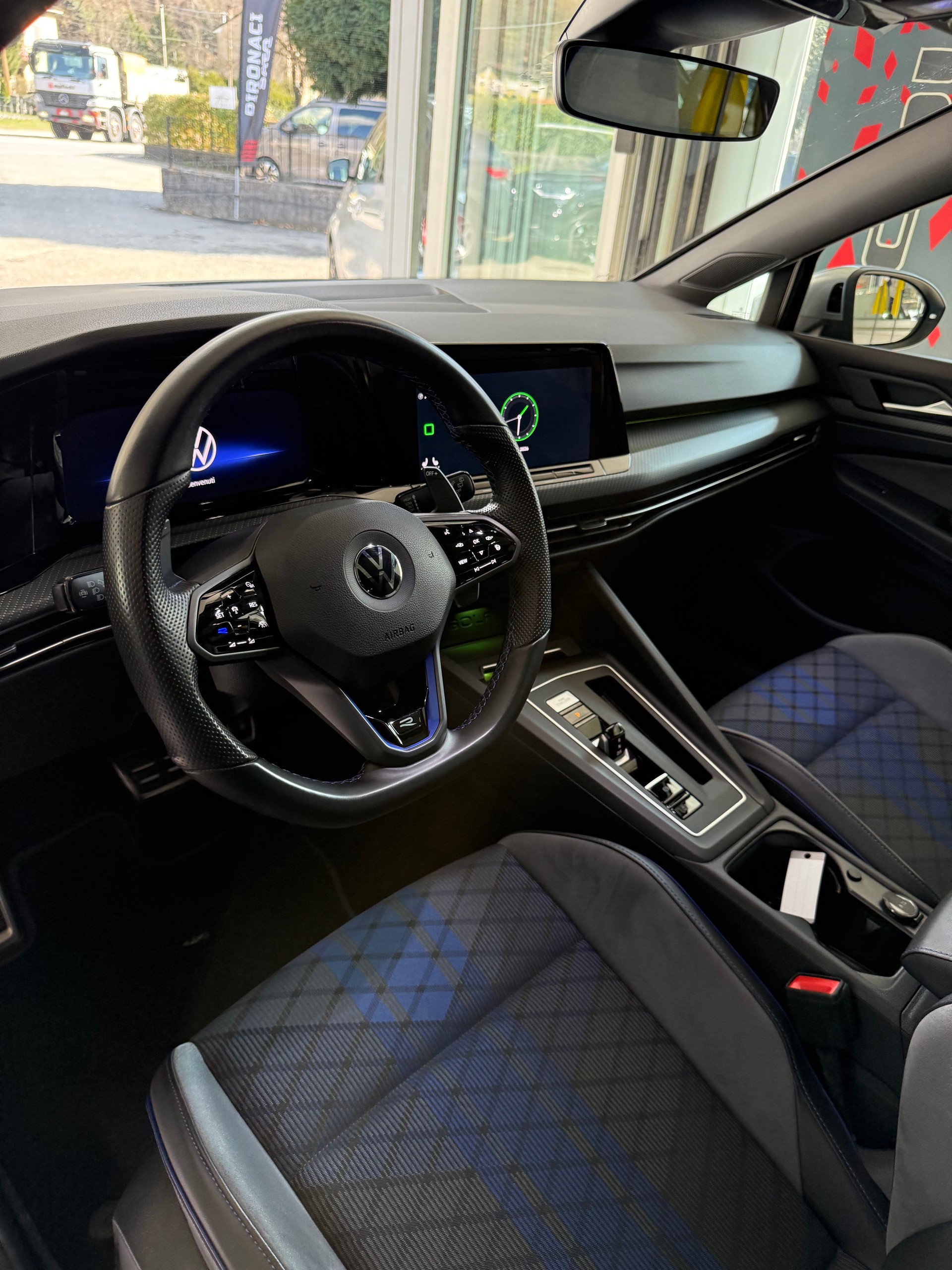 VW Golf 2.0 TSI R DSG 4Motion-image-9