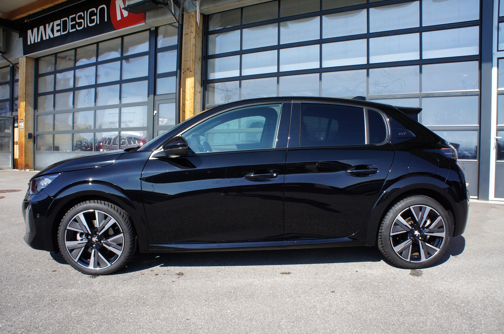 PEUGEOT 208 1.2 MHEV 145 GT-image-1