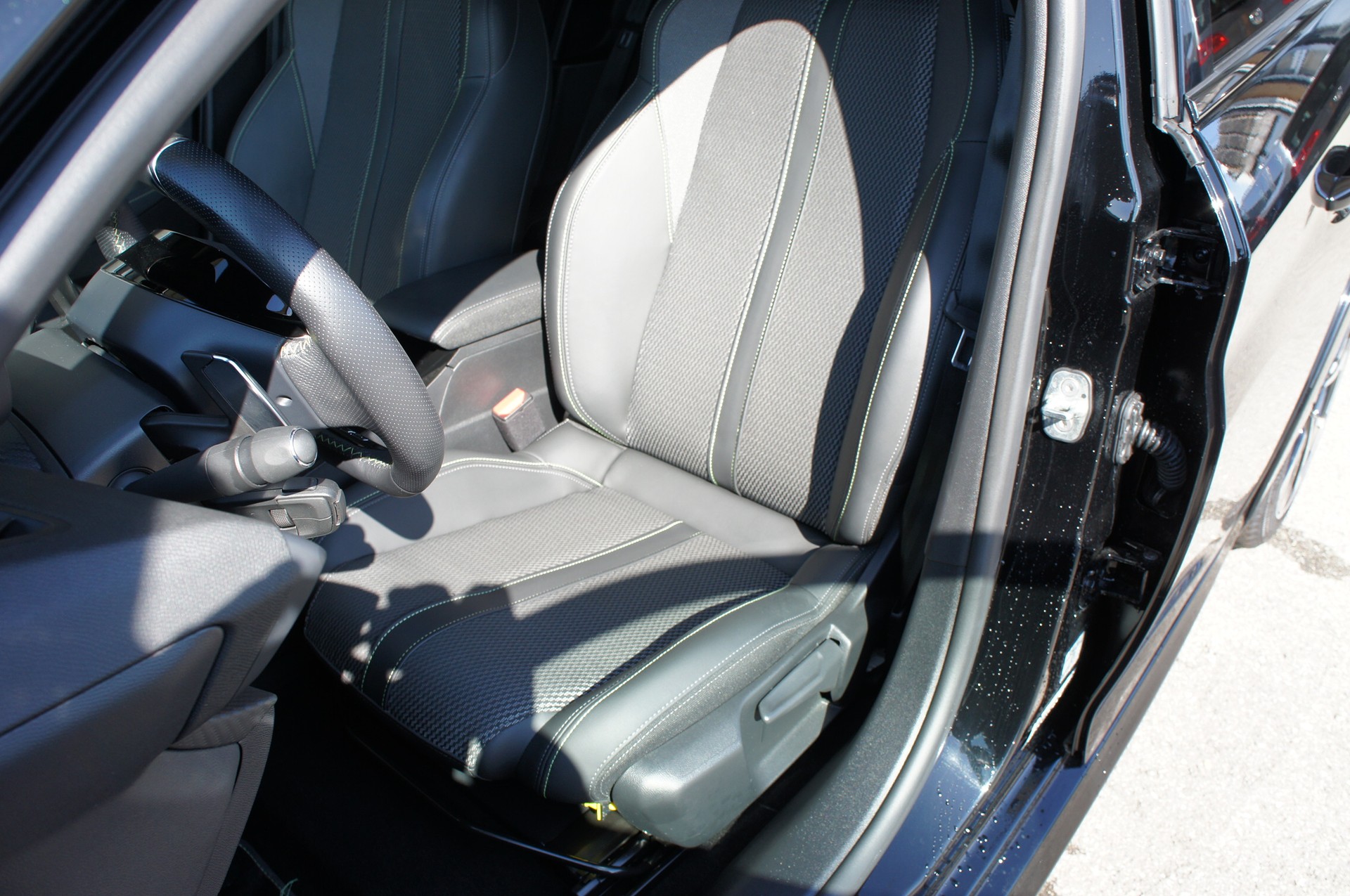 PEUGEOT 208 1.2 MHEV 145 GT-image-13