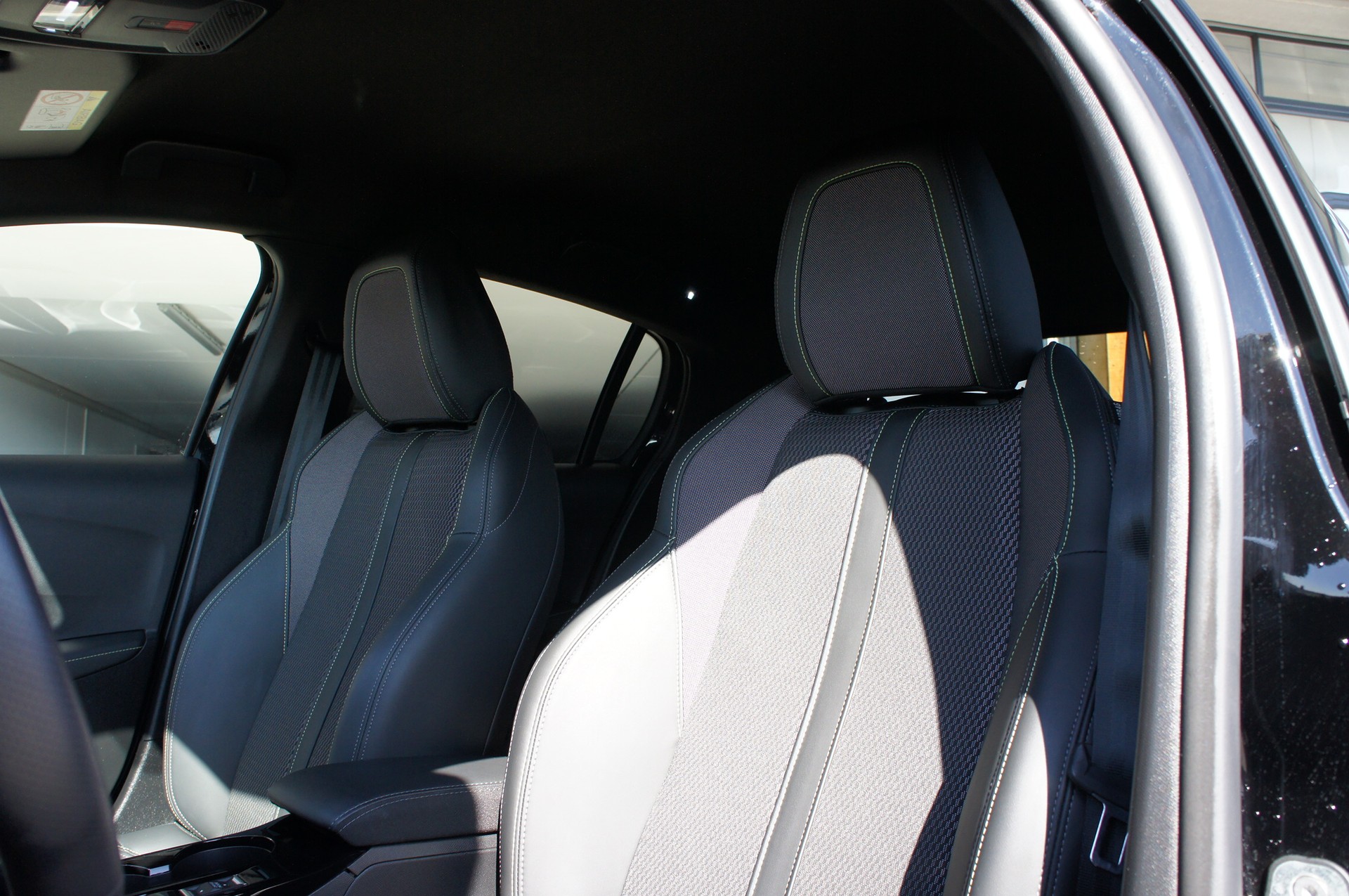 PEUGEOT 208 1.2 MHEV 145 GT-image-14