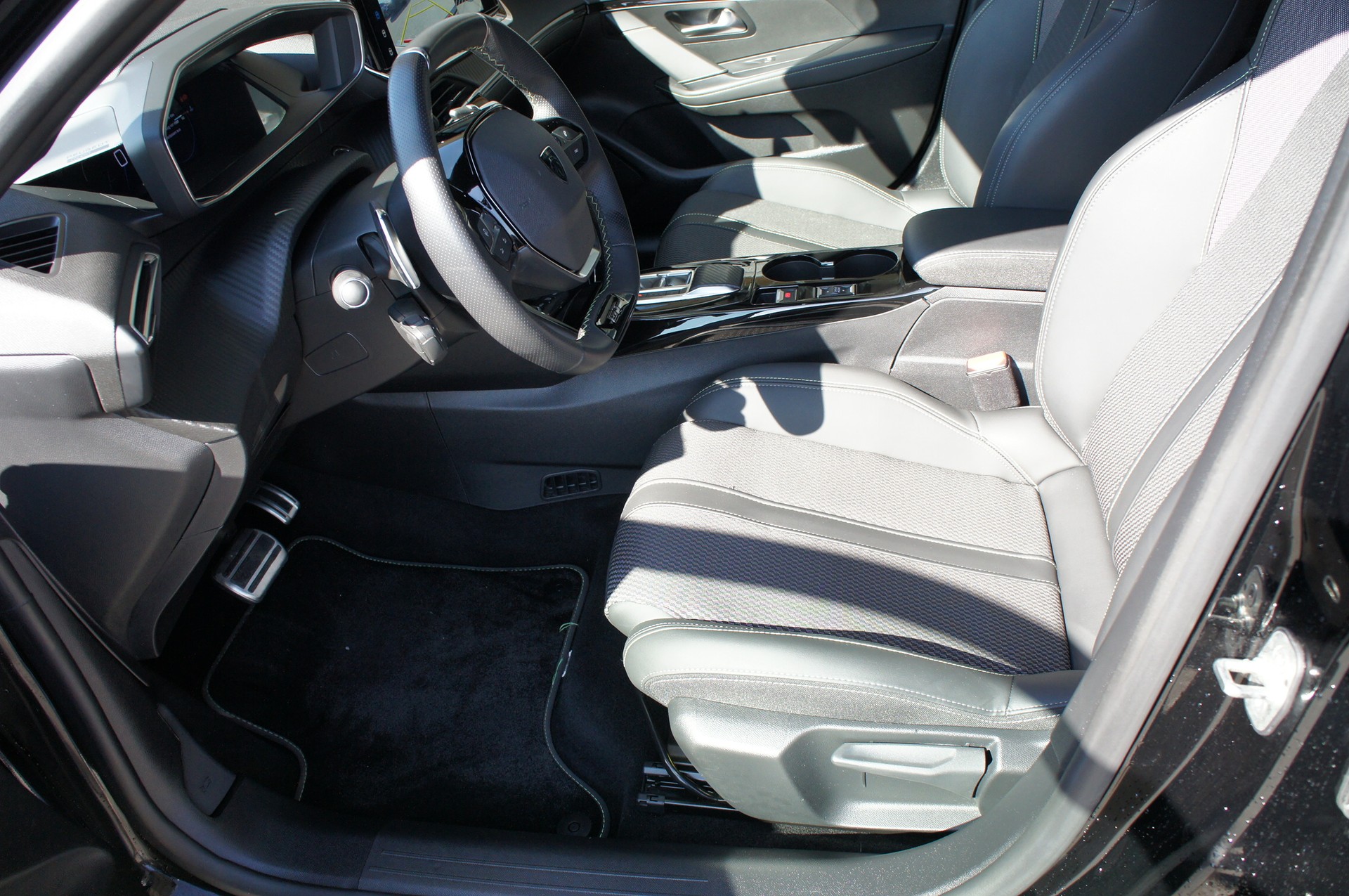 PEUGEOT 208 1.2 MHEV 145 GT-image-12