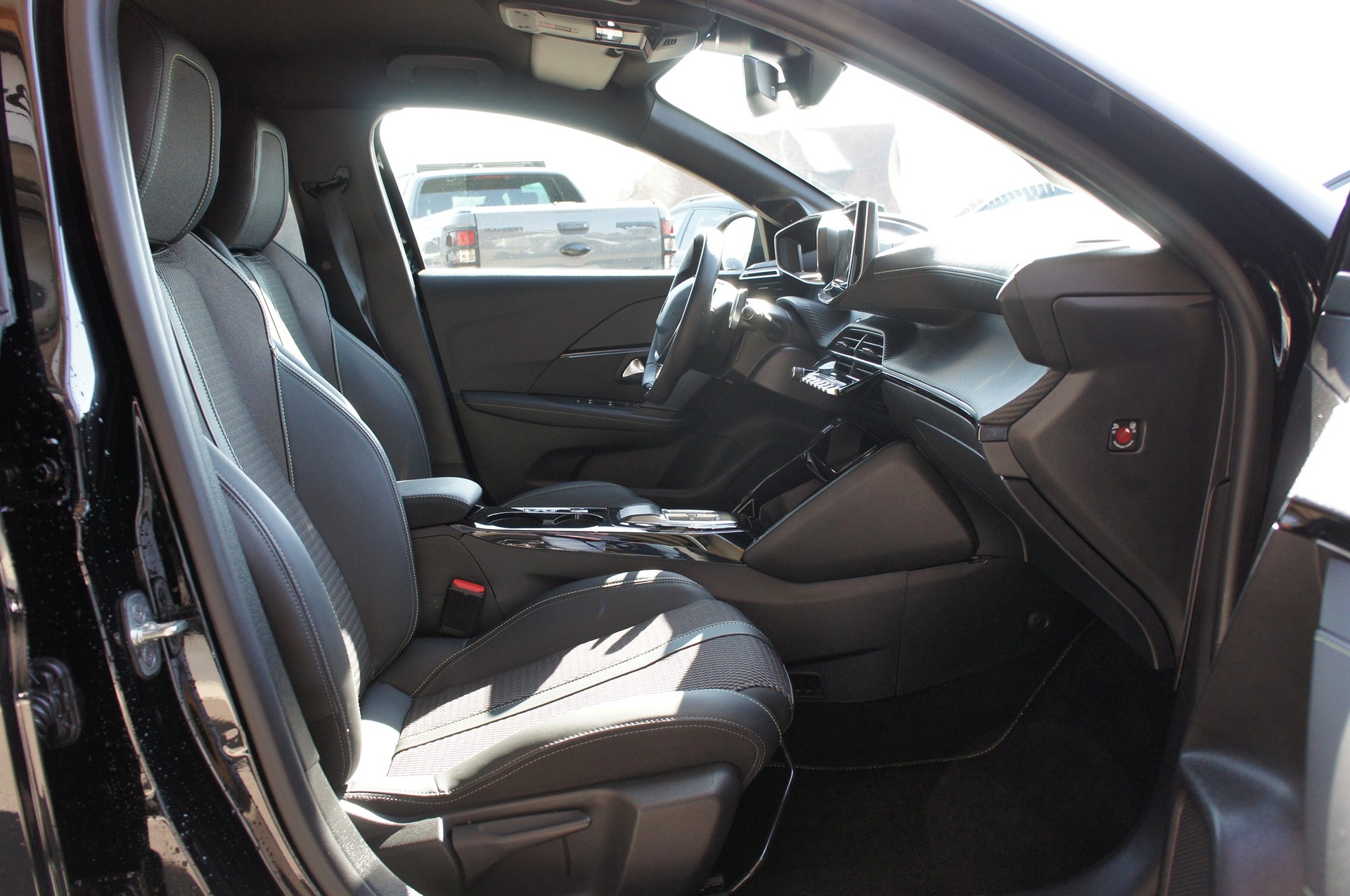 PEUGEOT 208 1.2 MHEV 145 GT-image-8
