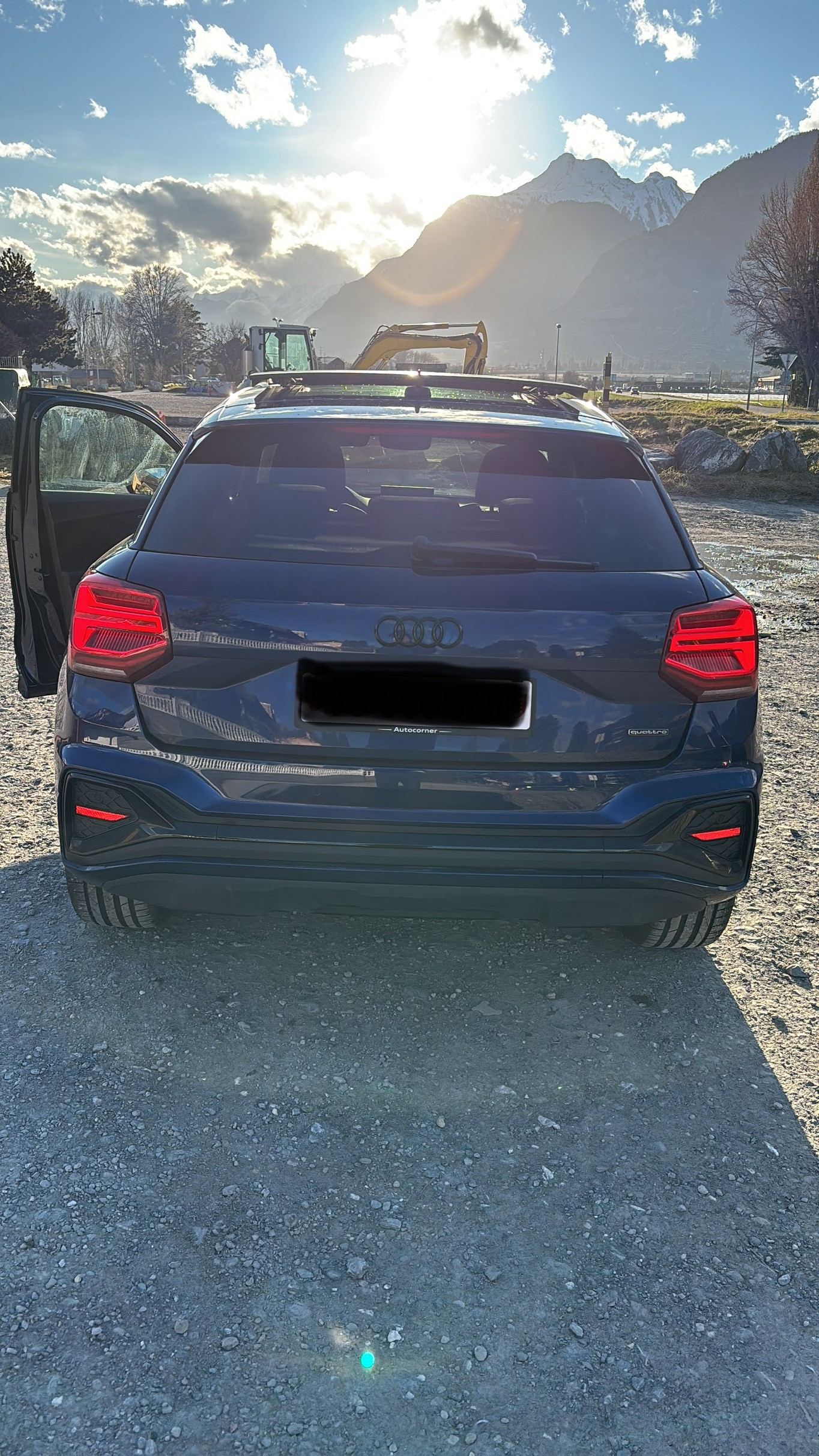 AUDI Q2 40 TFSI S Line Attraction bleu métallisé-image-2