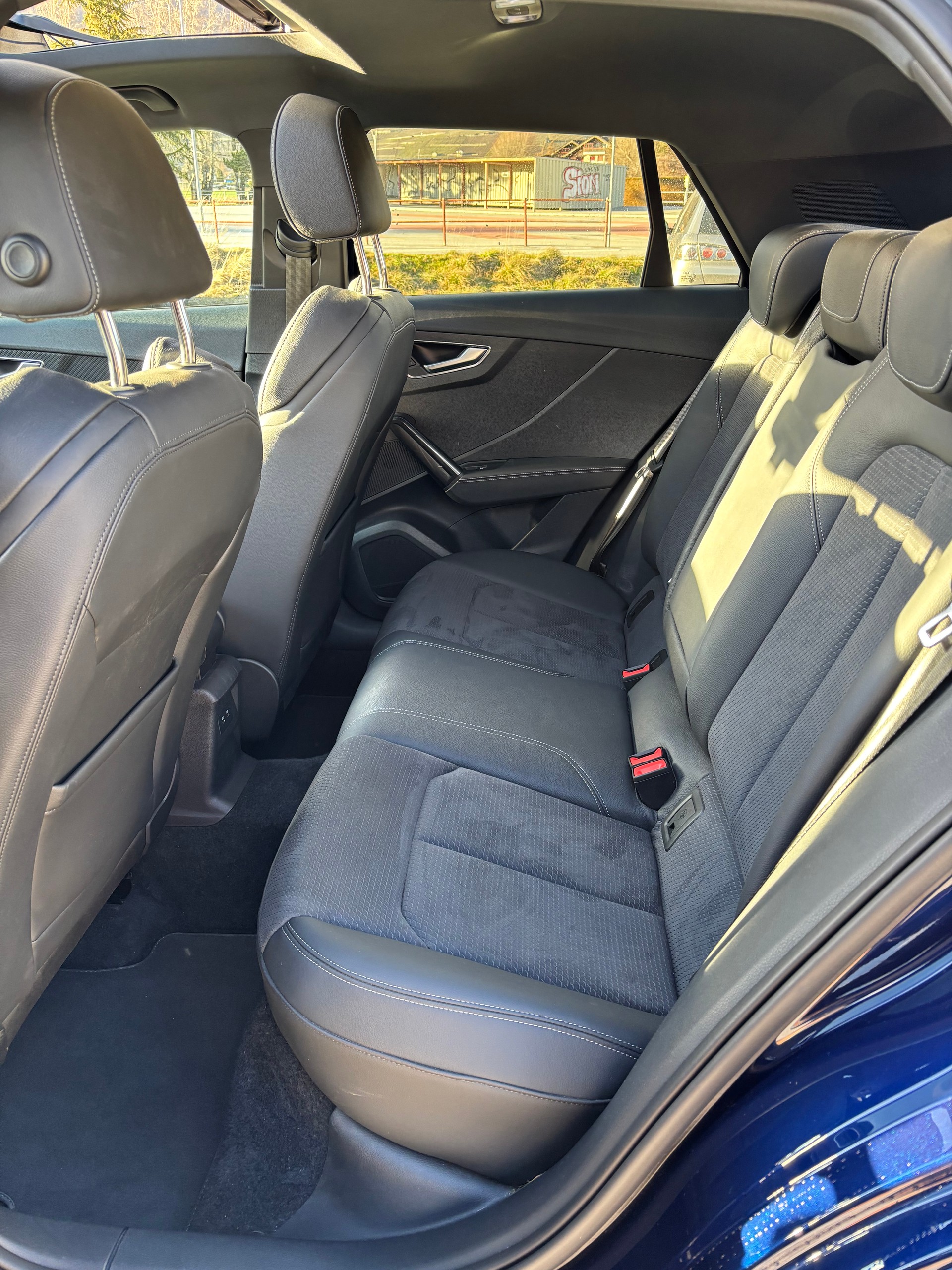 AUDI Q2 40 TFSI S Line Attraction bleu métallisé-image-4