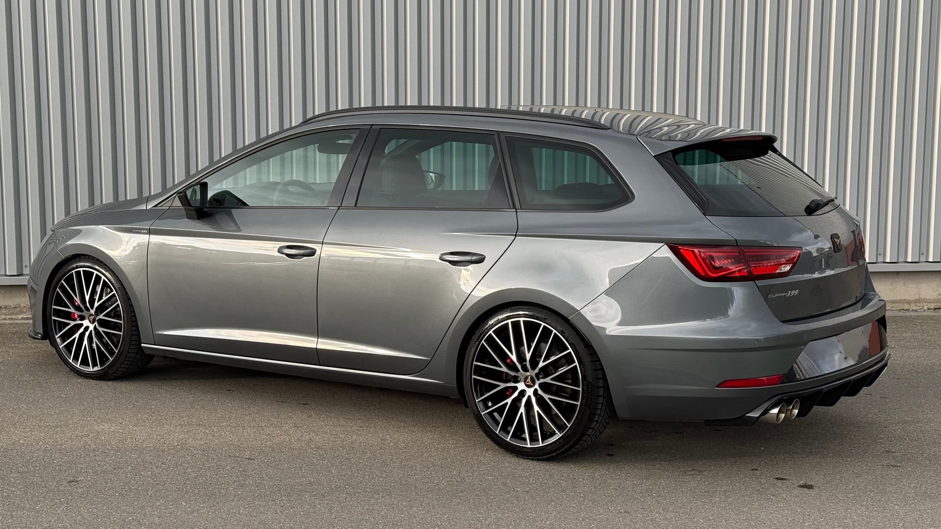 SEAT Leon ST 2.0 TSI Cupra 399 4 Drive DSG-image-1