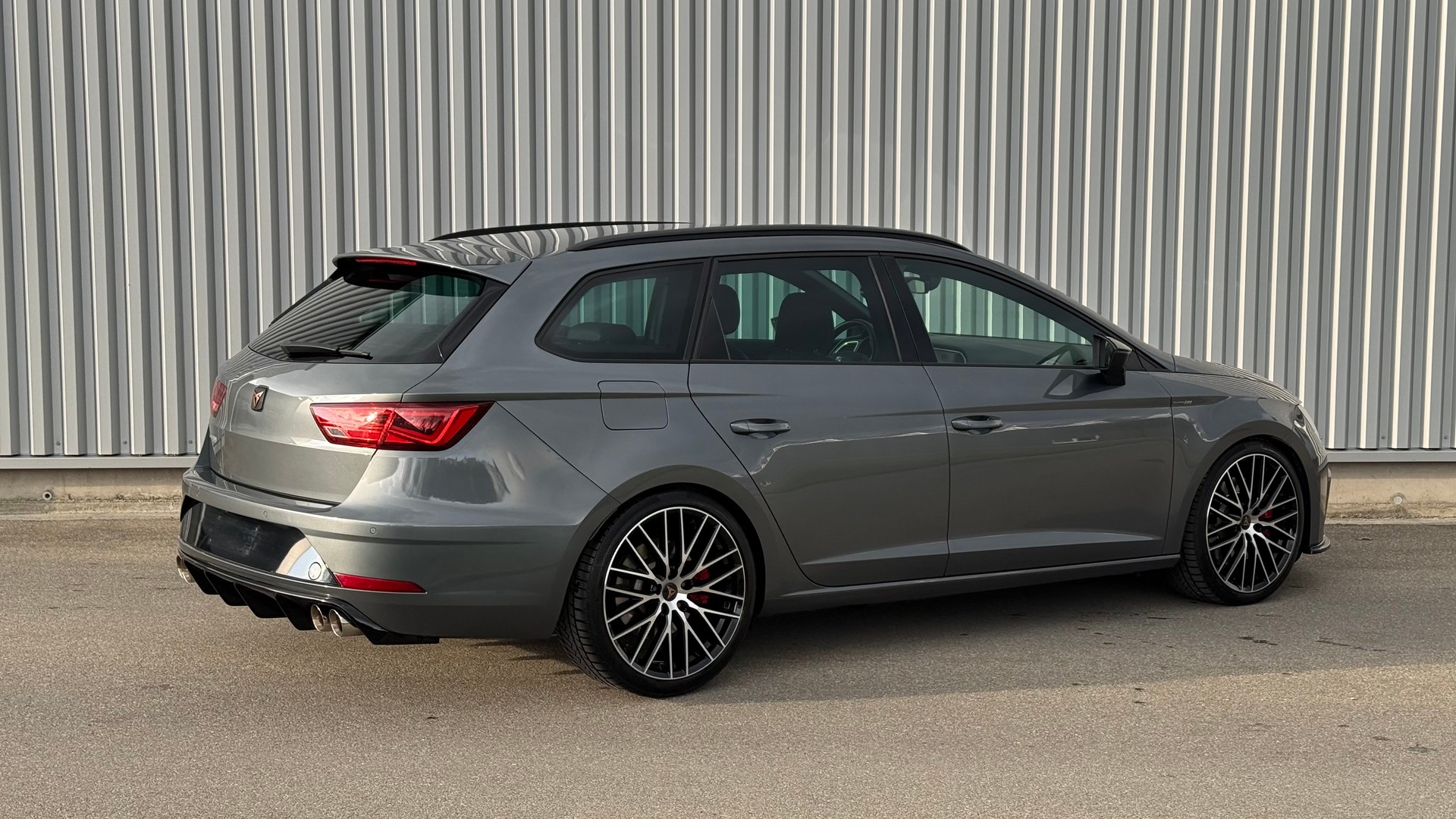 SEAT Leon ST 2.0 TSI Cupra 399 4 Drive DSG-image-4