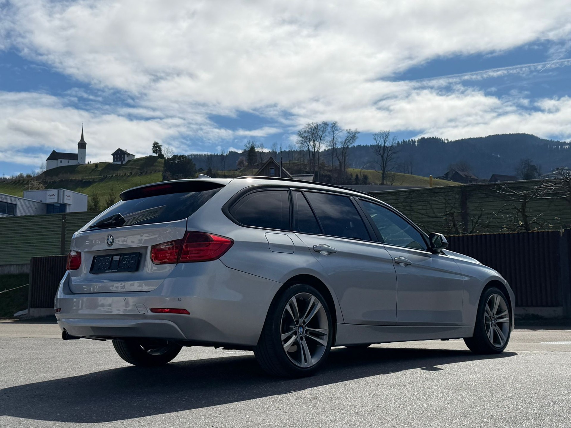 BMW 320d xDrive Touring Steptronic Silber&Black Edition-image-3