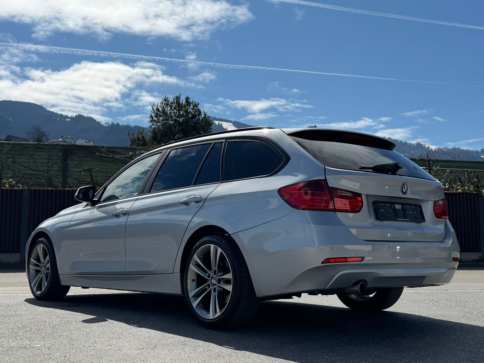 BMW 320d xDrive Touring Steptronic Silber&Black Edition-image-4
