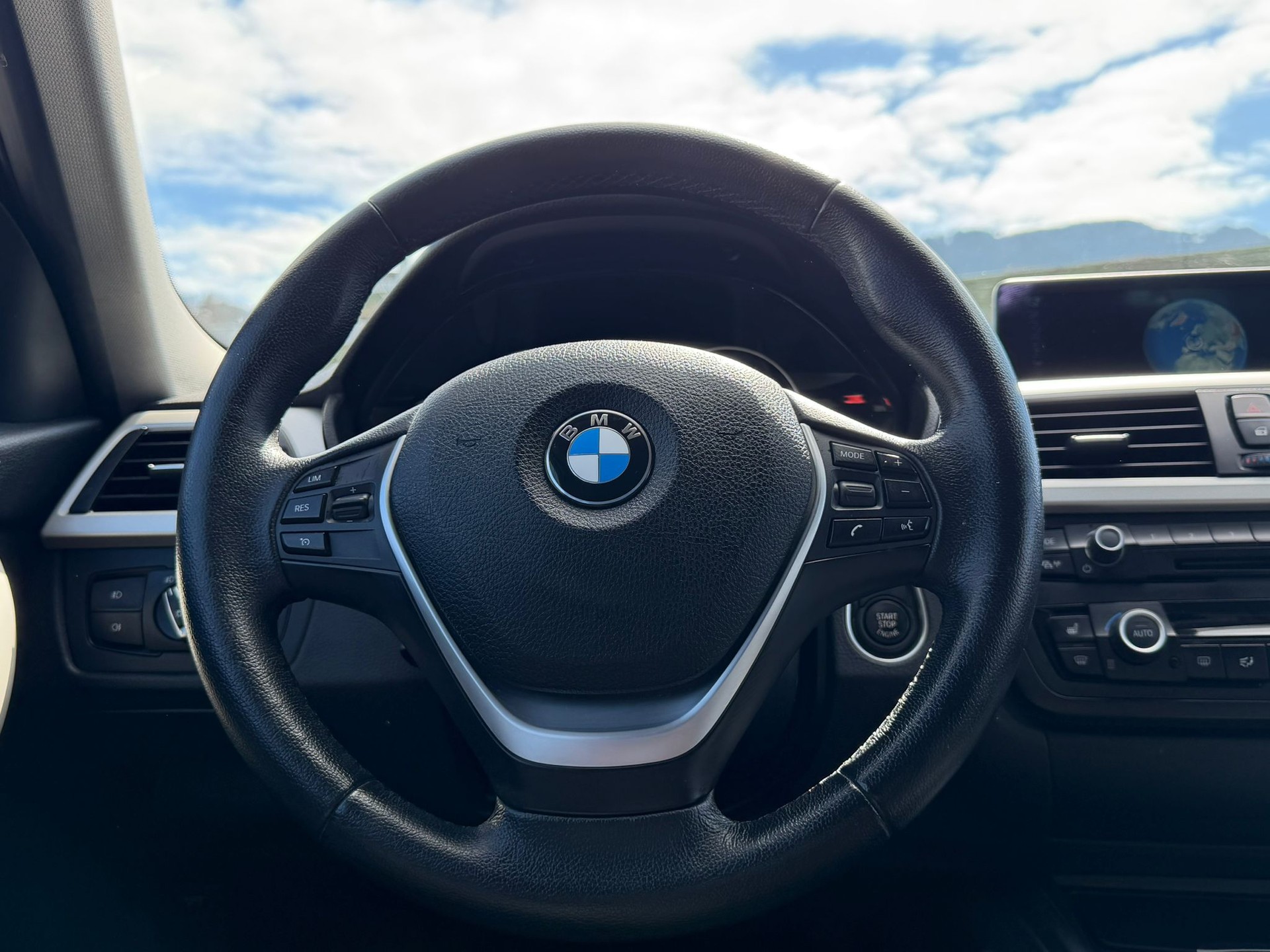BMW 320d xDrive Touring Steptronic Silber&Black Edition-image-8