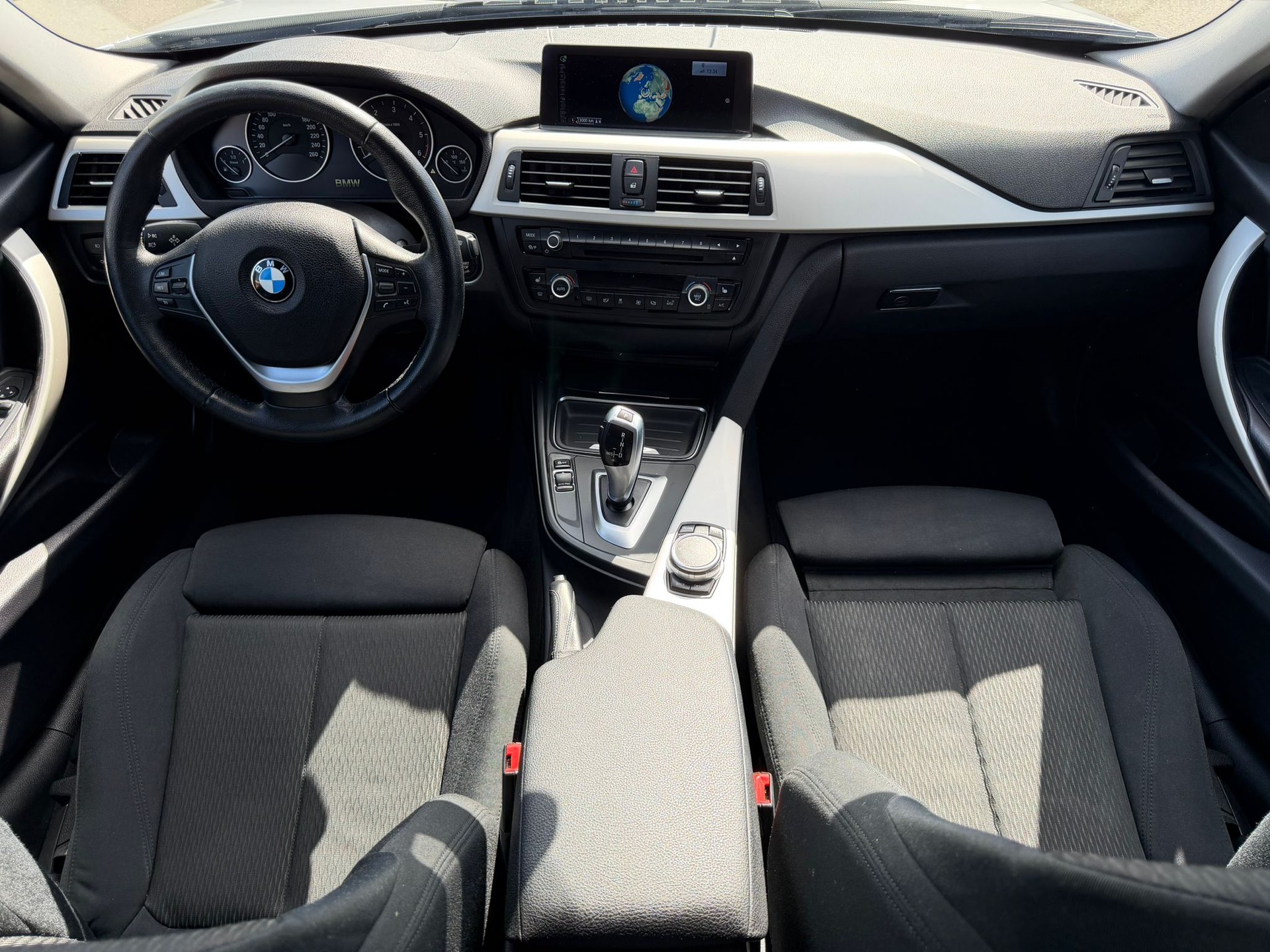 BMW 320d xDrive Touring Steptronic Silber&Black Edition-image-7
