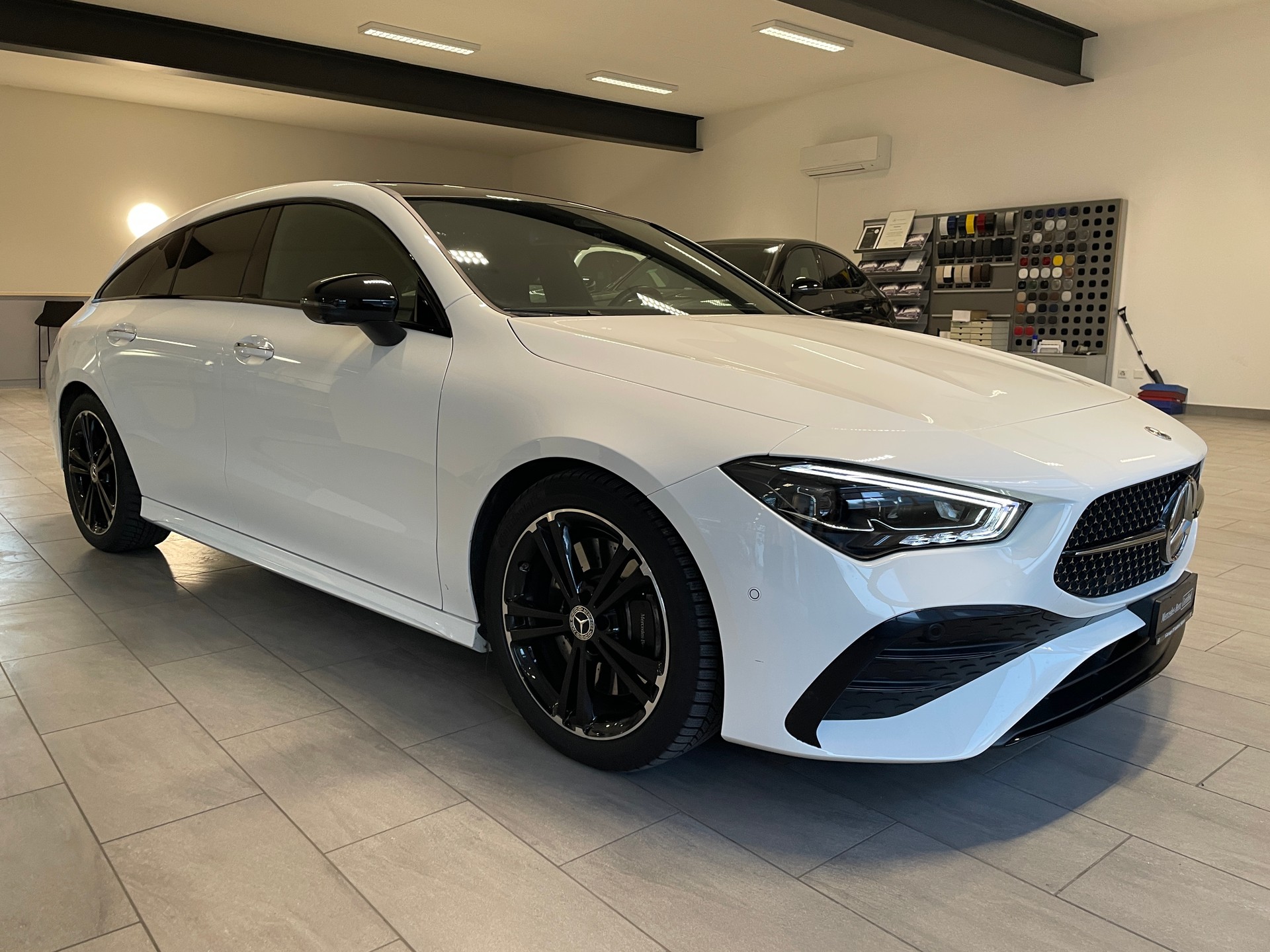 MERCEDES-BENZ CLA Shooting Brake 250 4Matic 8G-DCT AMG Line-image-2