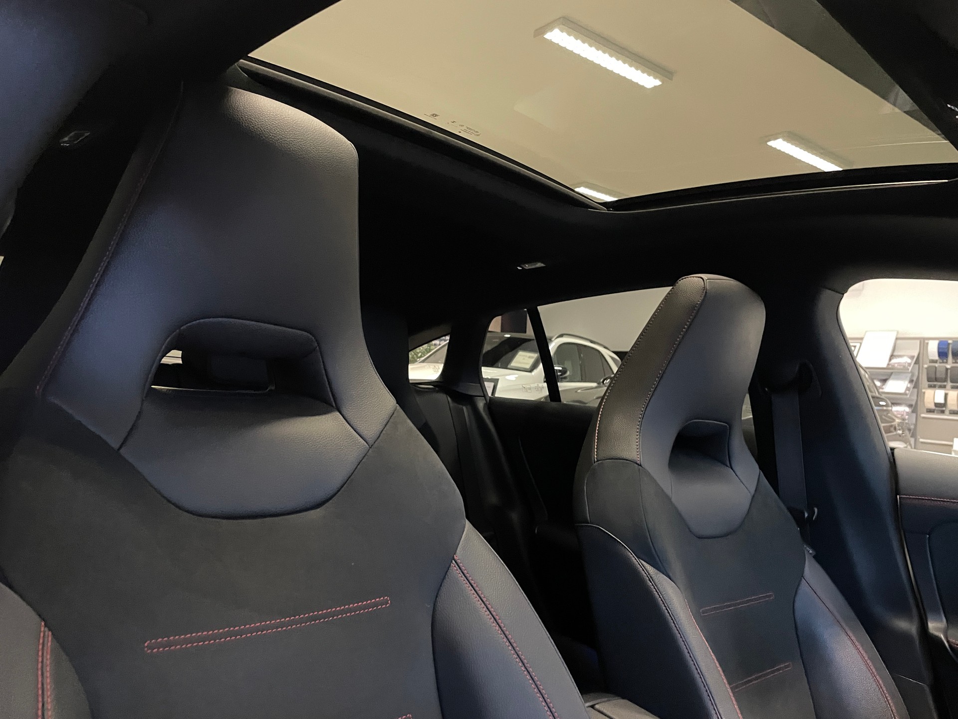 MERCEDES-BENZ CLA Shooting Brake 250 4Matic 8G-DCT AMG Line-image-21