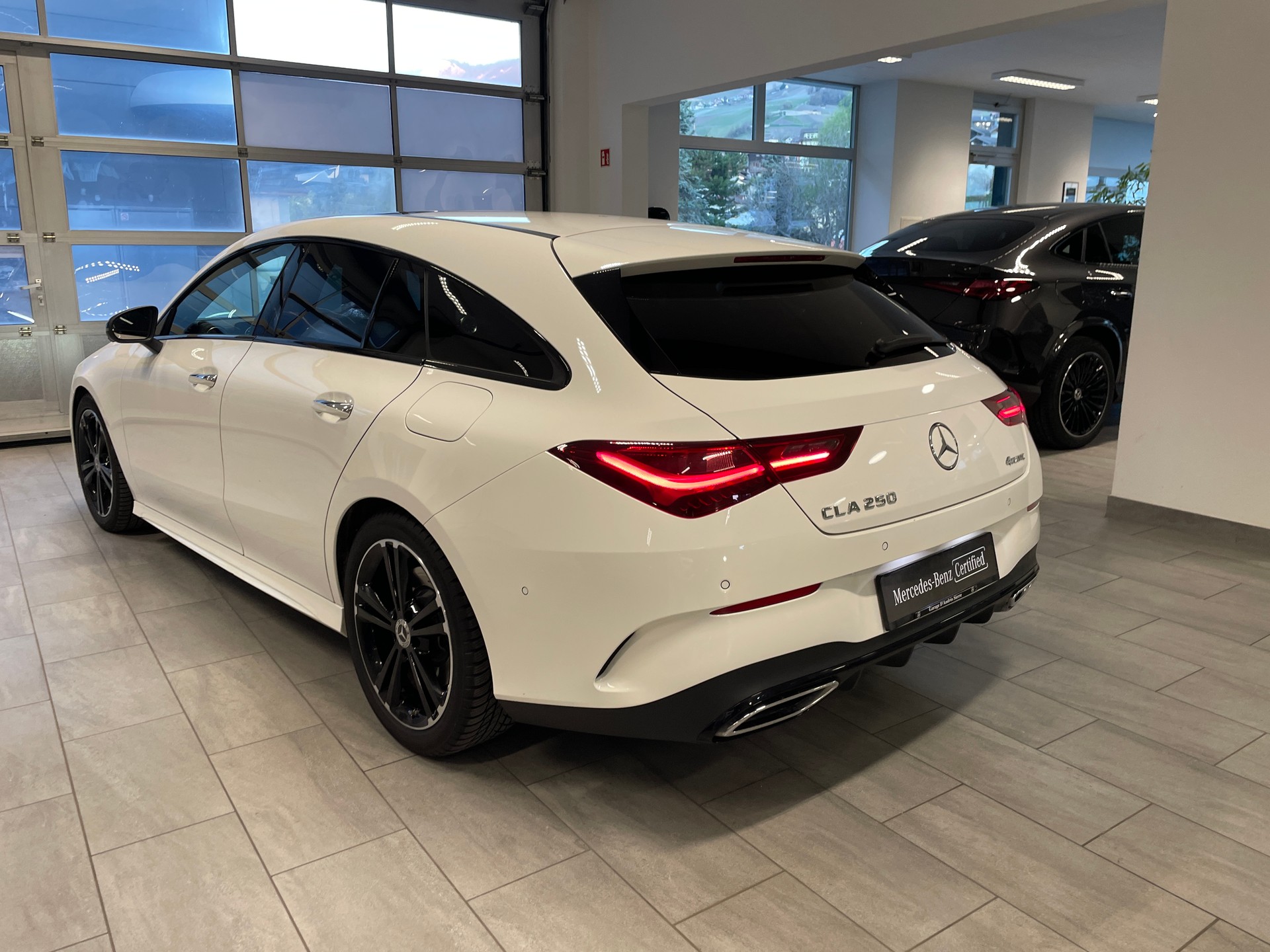 MERCEDES-BENZ CLA Shooting Brake 250 4Matic 8G-DCT AMG Line-image-4