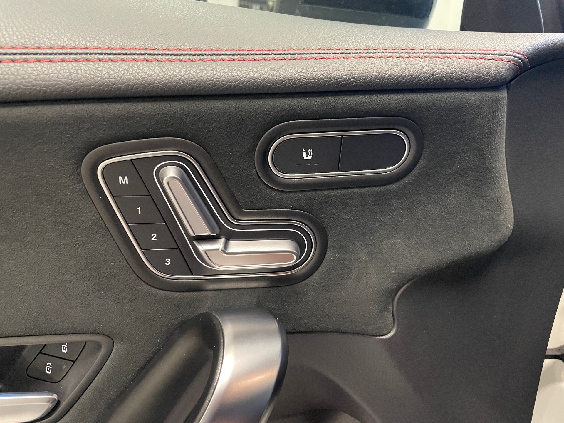 MERCEDES-BENZ CLA Shooting Brake 250 4Matic 8G-DCT AMG Line-image-12
