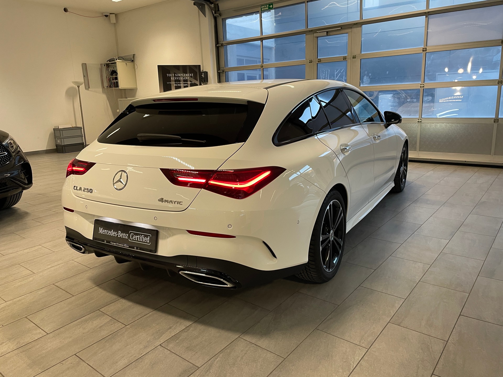 MERCEDES-BENZ CLA Shooting Brake 250 4Matic 8G-DCT AMG Line-image-5