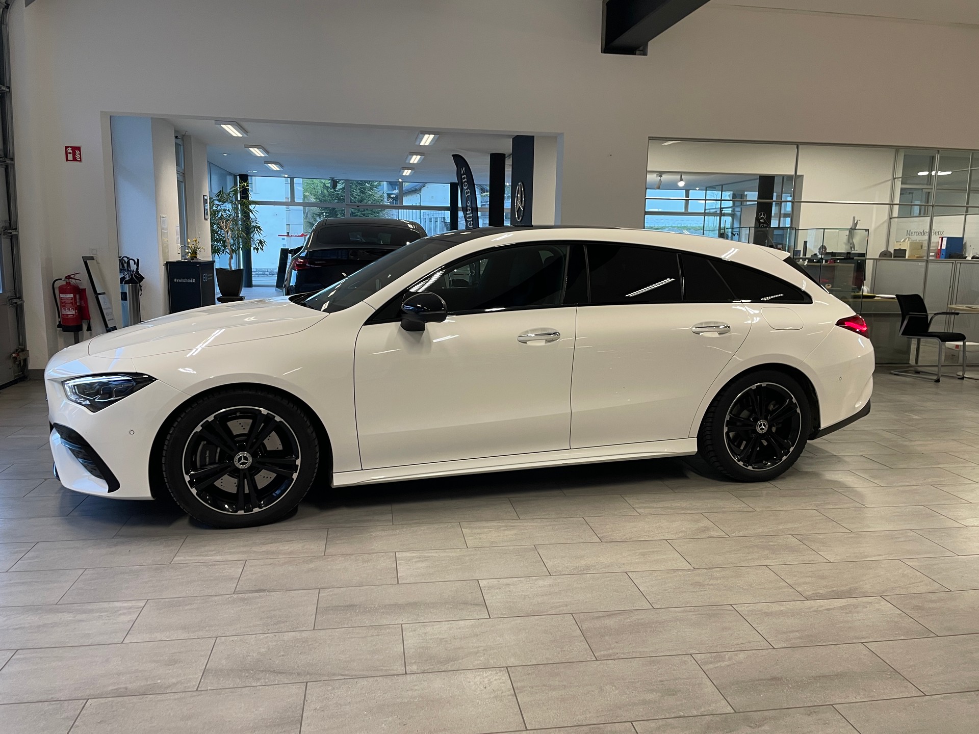 MERCEDES-BENZ CLA Shooting Brake 250 4Matic 8G-DCT AMG Line-image-3