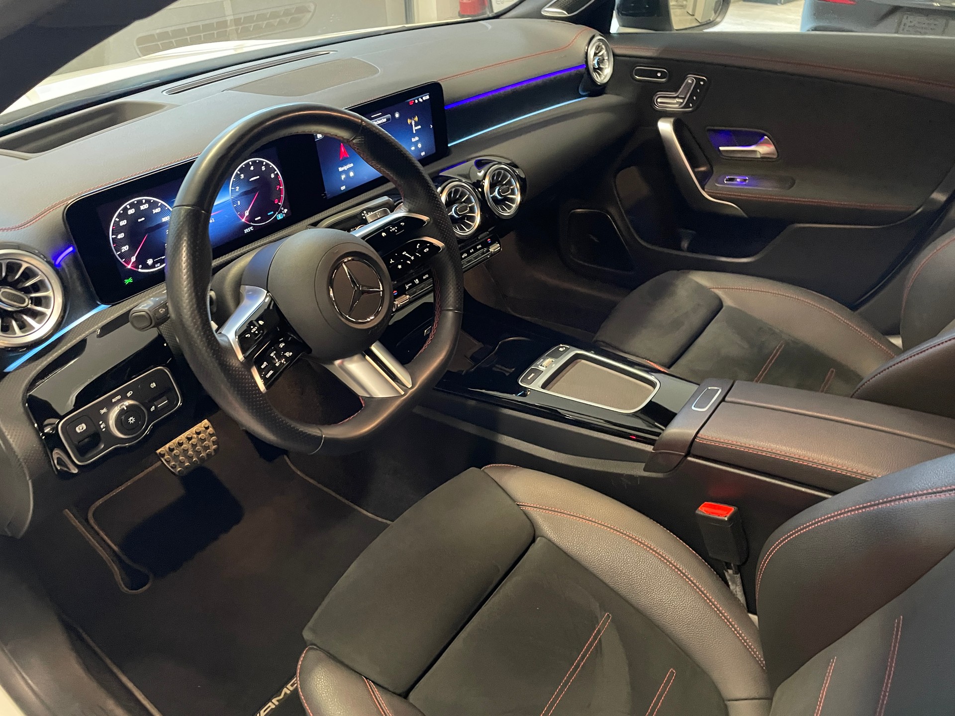 MERCEDES-BENZ CLA Shooting Brake 250 4Matic 8G-DCT AMG Line-image-9