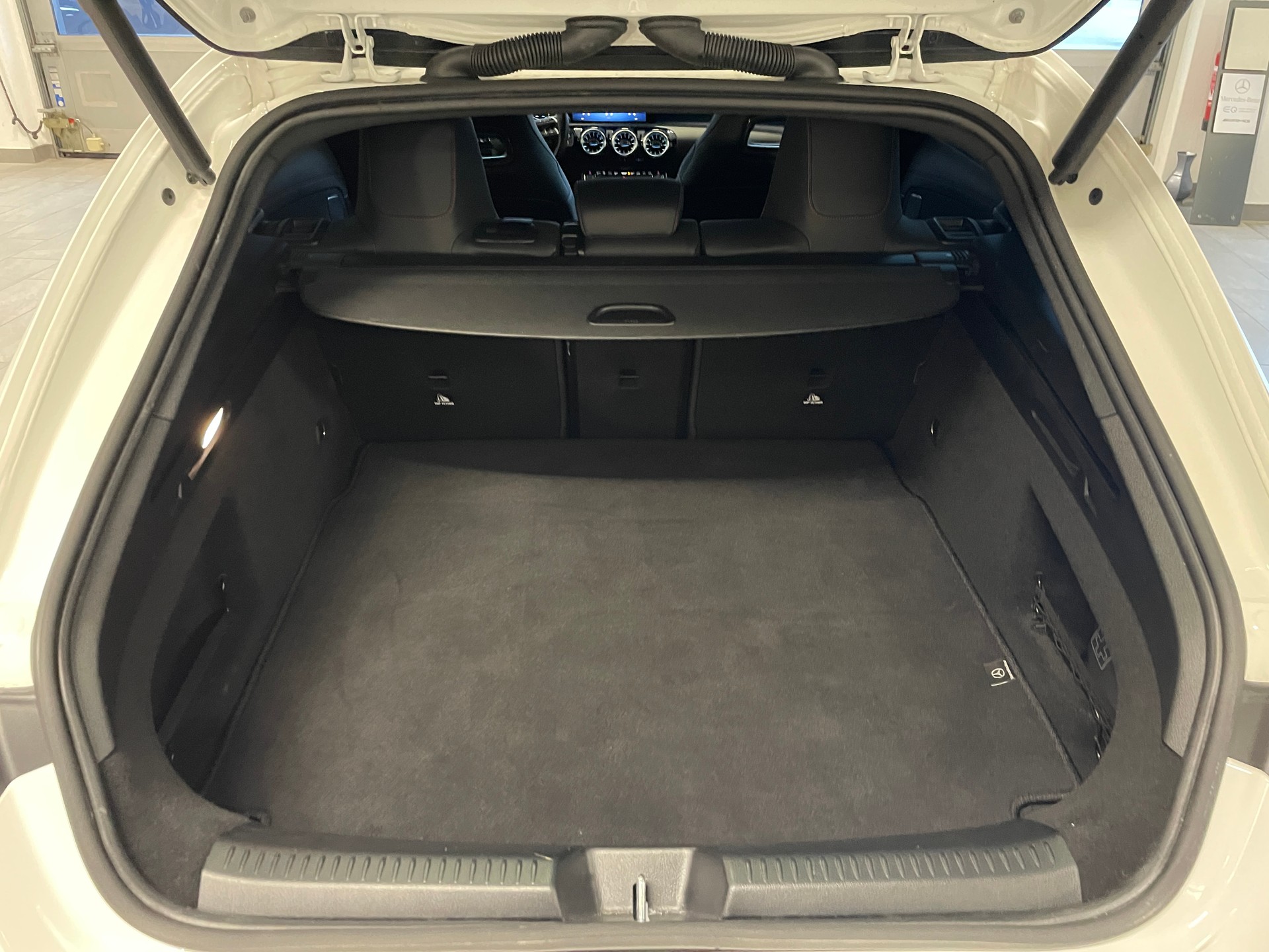 MERCEDES-BENZ CLA Shooting Brake 250 4Matic 8G-DCT AMG Line-image-7