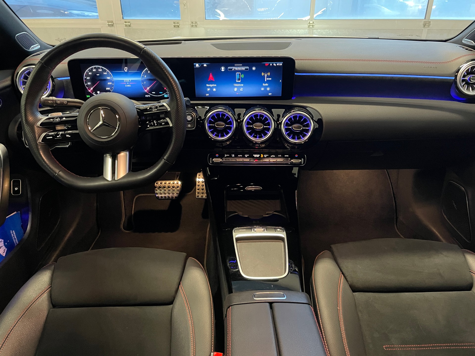 MERCEDES-BENZ CLA Shooting Brake 250 4Matic 8G-DCT AMG Line-image-11