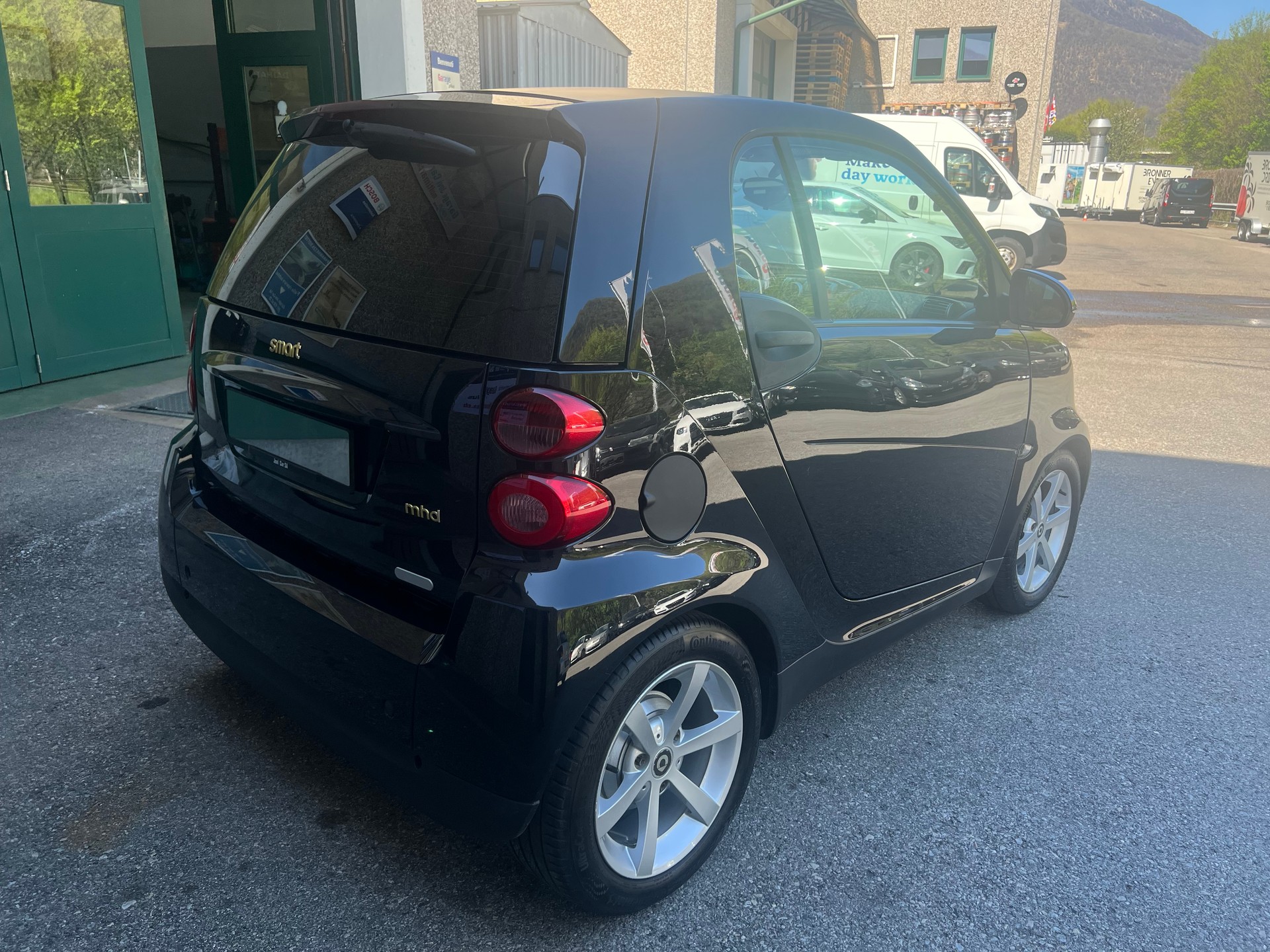 SMART fortwo black & white limited mhd softouch-image-3
