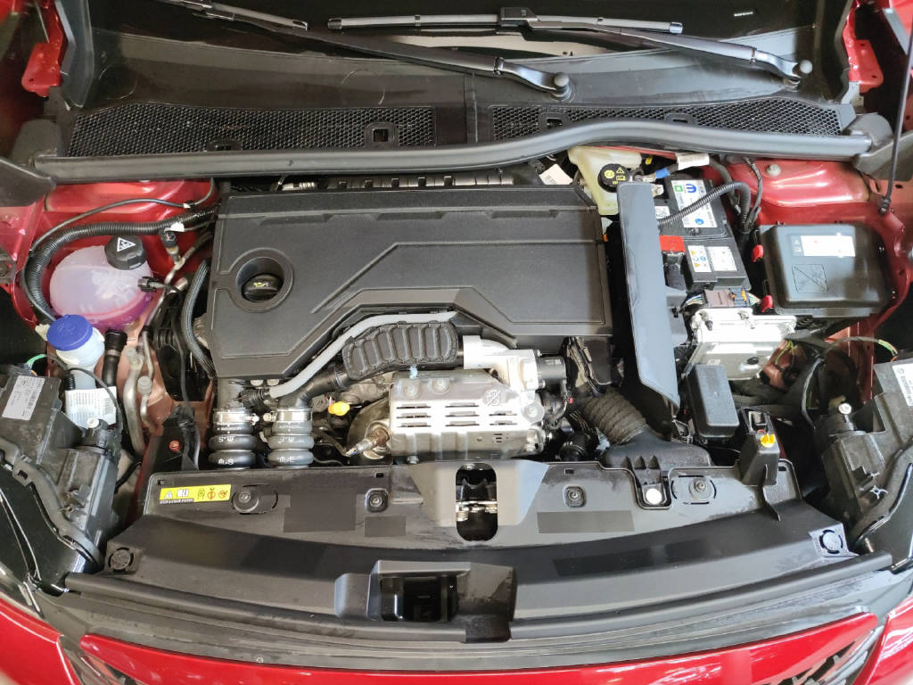 PEUGEOT 2008 1.2 Hybrid 145 Allure-image-8