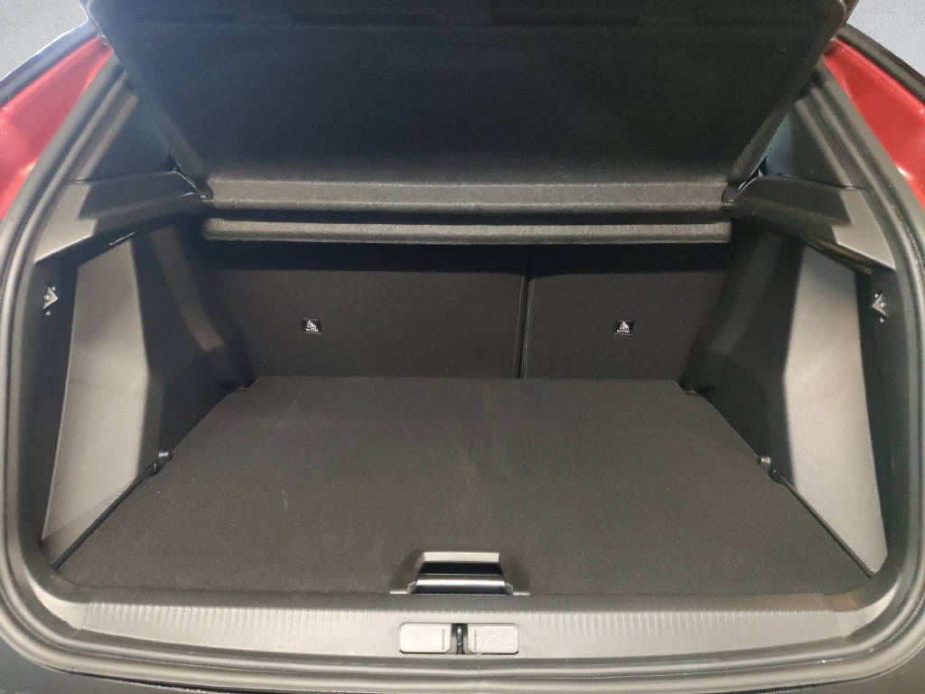 PEUGEOT 2008 1.2 Hybrid 145 Allure-image-7