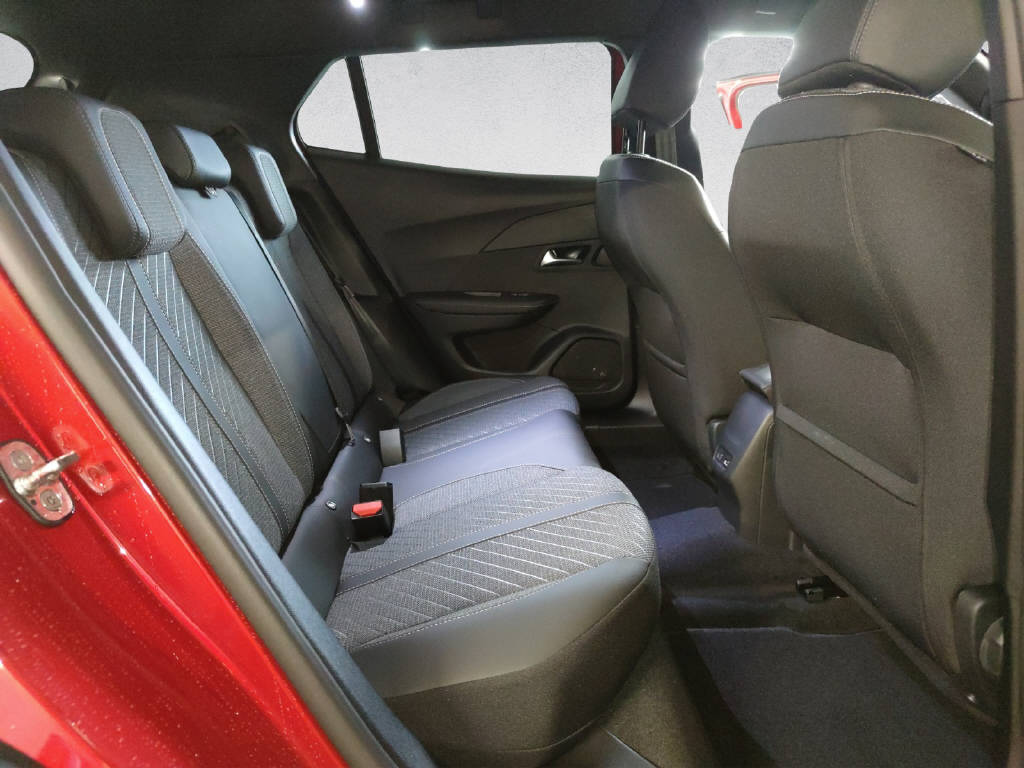 PEUGEOT 2008 1.2 Hybrid 145 Allure-image-12