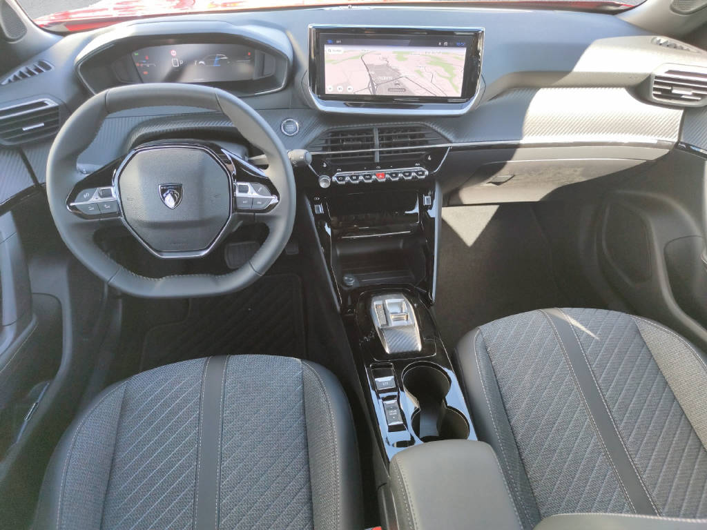 PEUGEOT 2008 1.2 Hybrid 145 Allure-image-13