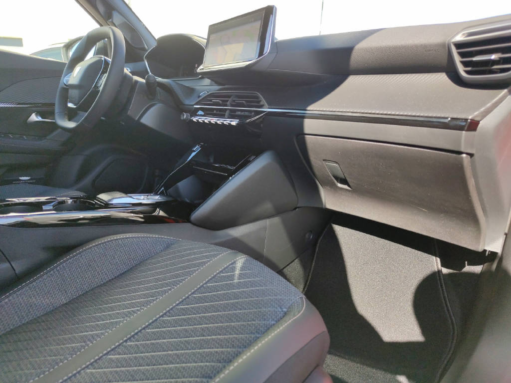 PEUGEOT 2008 1.2 Hybrid 145 Allure-image-10