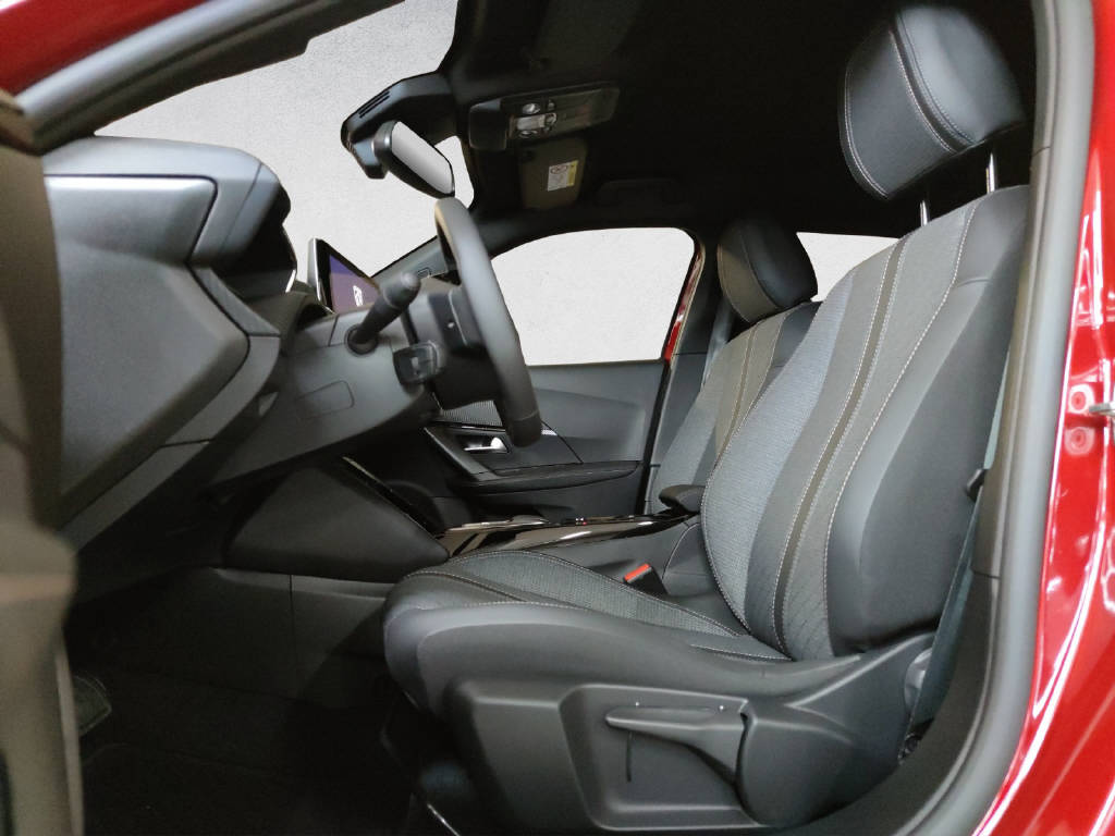 PEUGEOT 2008 1.2 Hybrid 145 Allure-image-9