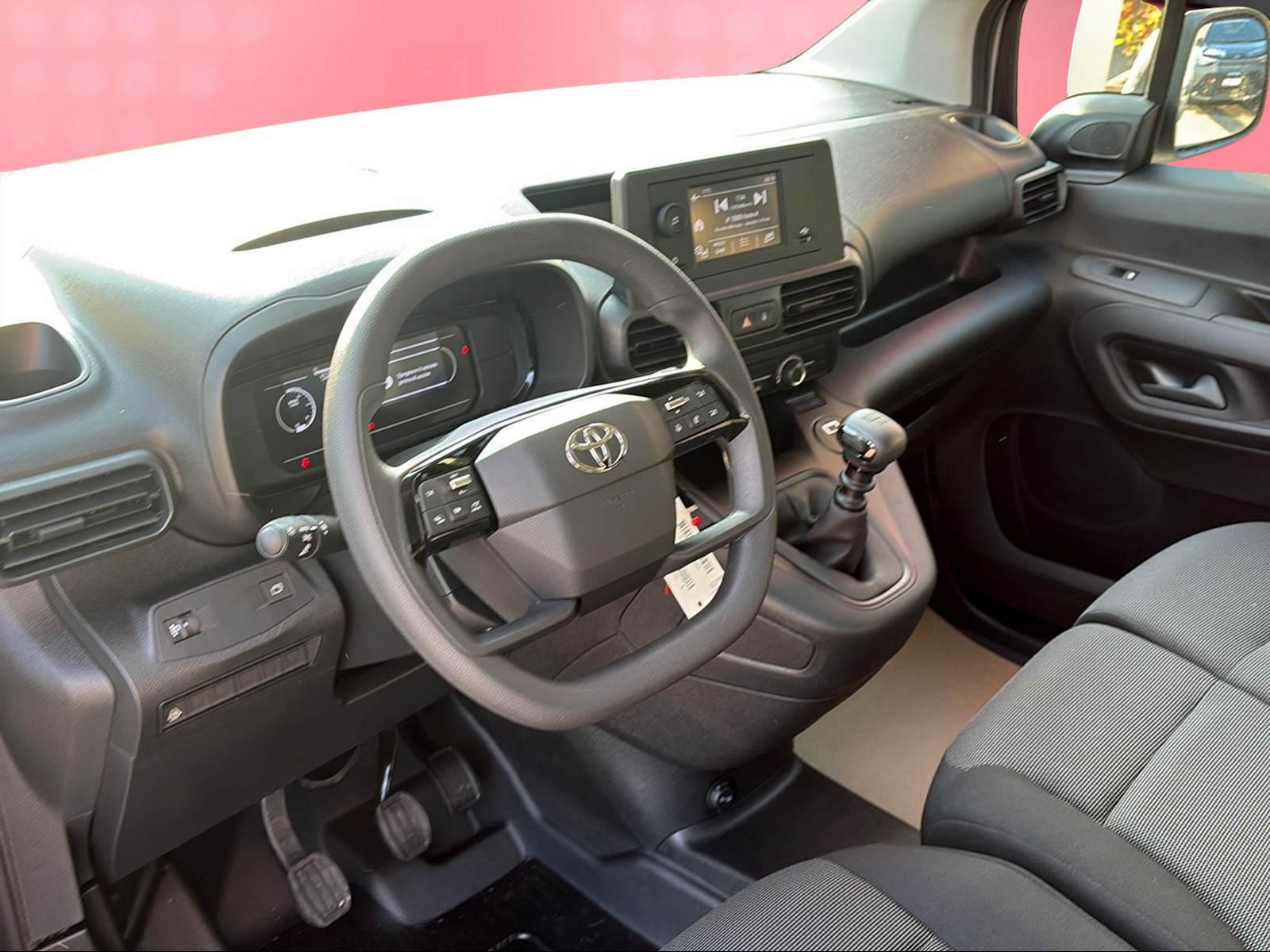 TOYOTA PROACE CITY Van L2 1.2 Active-image-4