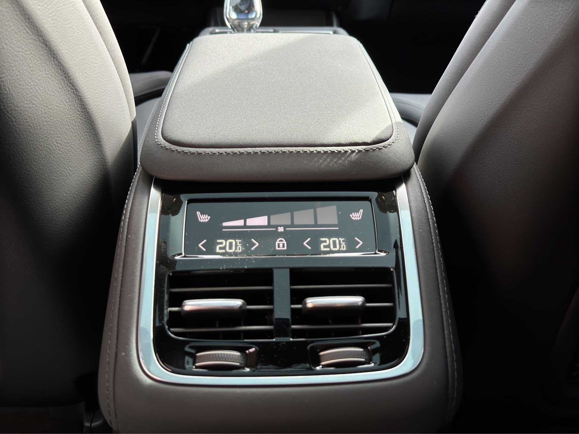 VOLVO XC90 T8 eAWD 7Pl. PluginHybrid Ultra Dark Geartronic-image-17
