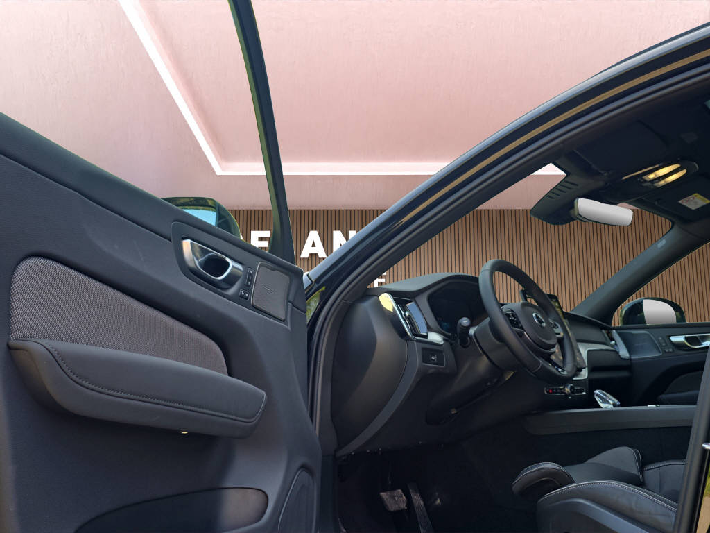 VOLVO XC60 2.0 B5 MH Plus Black Edition AWD-image-10