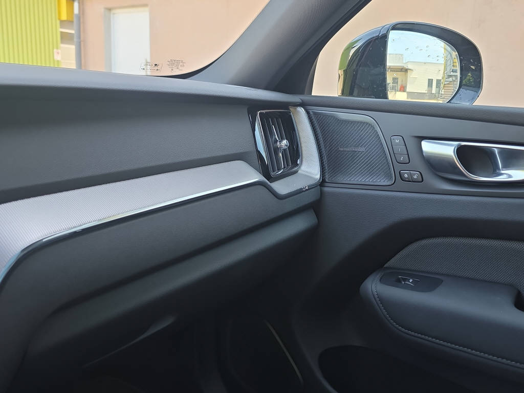 VOLVO XC60 2.0 B5 MH Plus Black Edition AWD-image-18