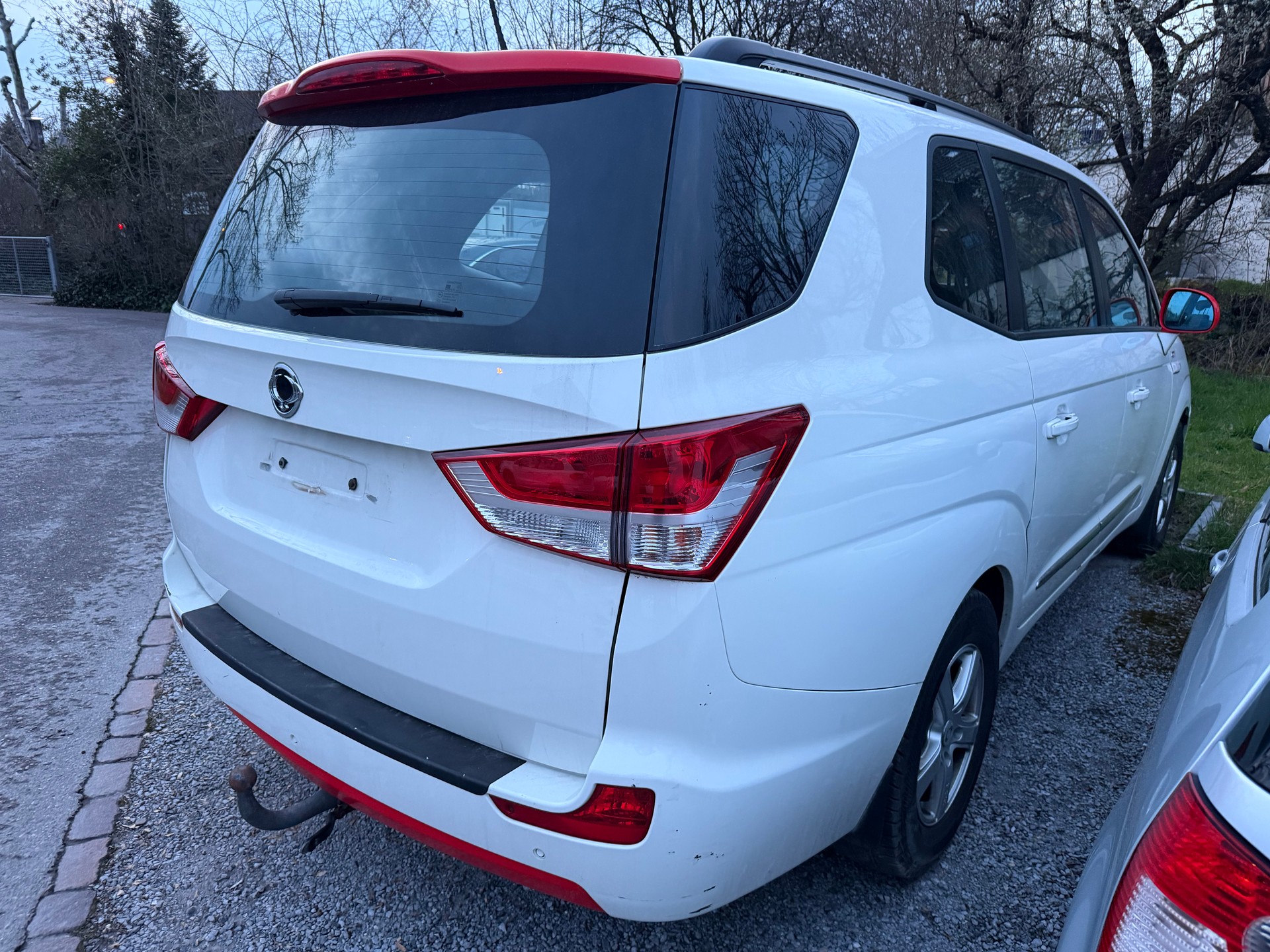 KGM-SsangYong Rodius SV200 e-XDi Quartz 4WD E-Tronic-image-2