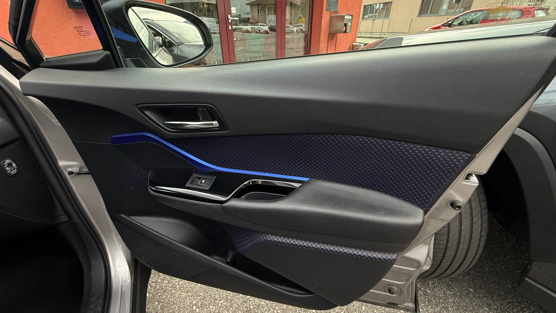 TOYOTA C-HR 1.8 HSD Style CVT-image-8